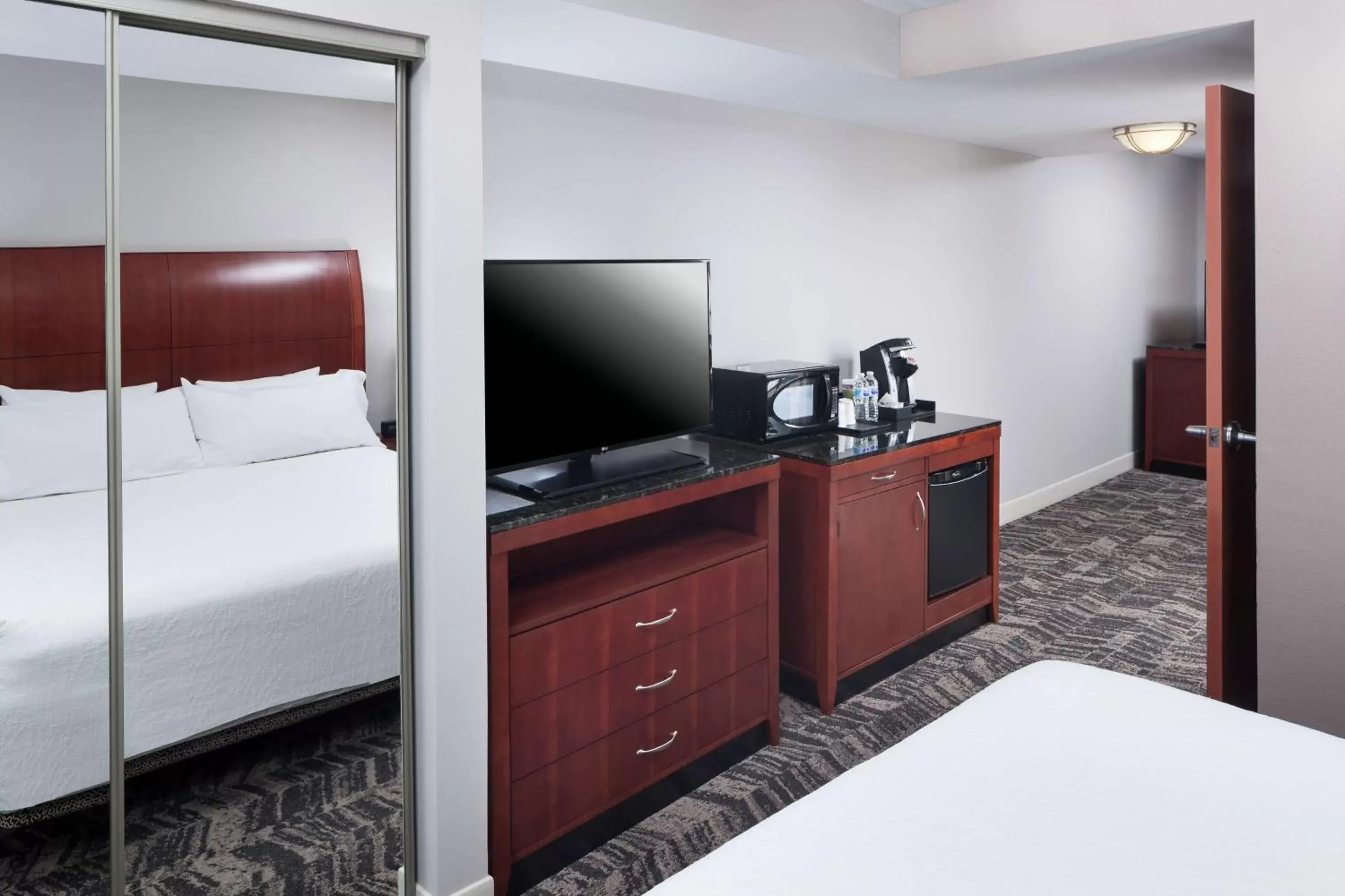 Bedroom, TV/Entertainment Center in Hilton Garden Inn Dallas/Allen
