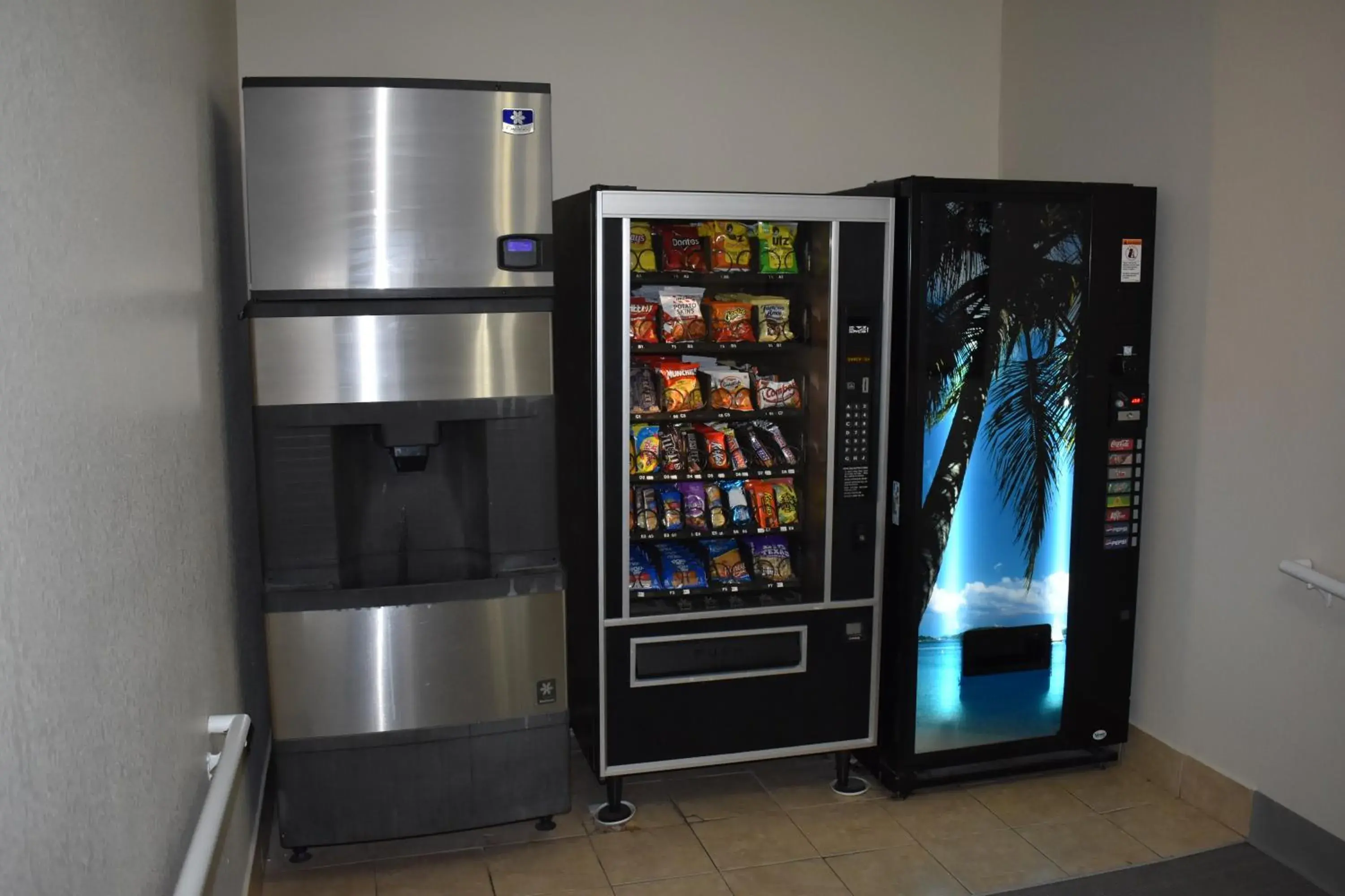 vending machine, Supermarket/Shops in Coastal Inn & Suites