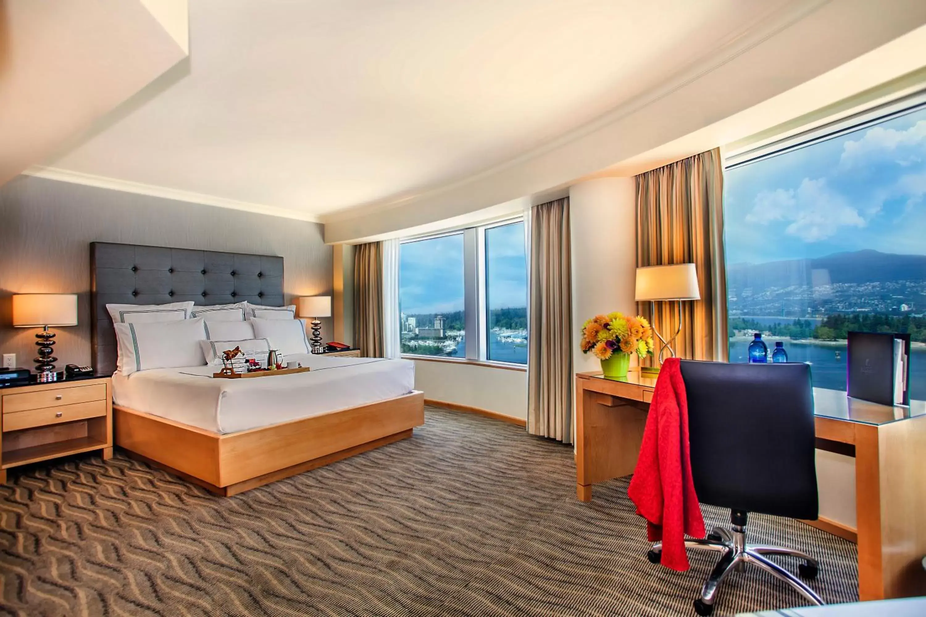 Photo of the whole room in Pan Pacific Vancouver