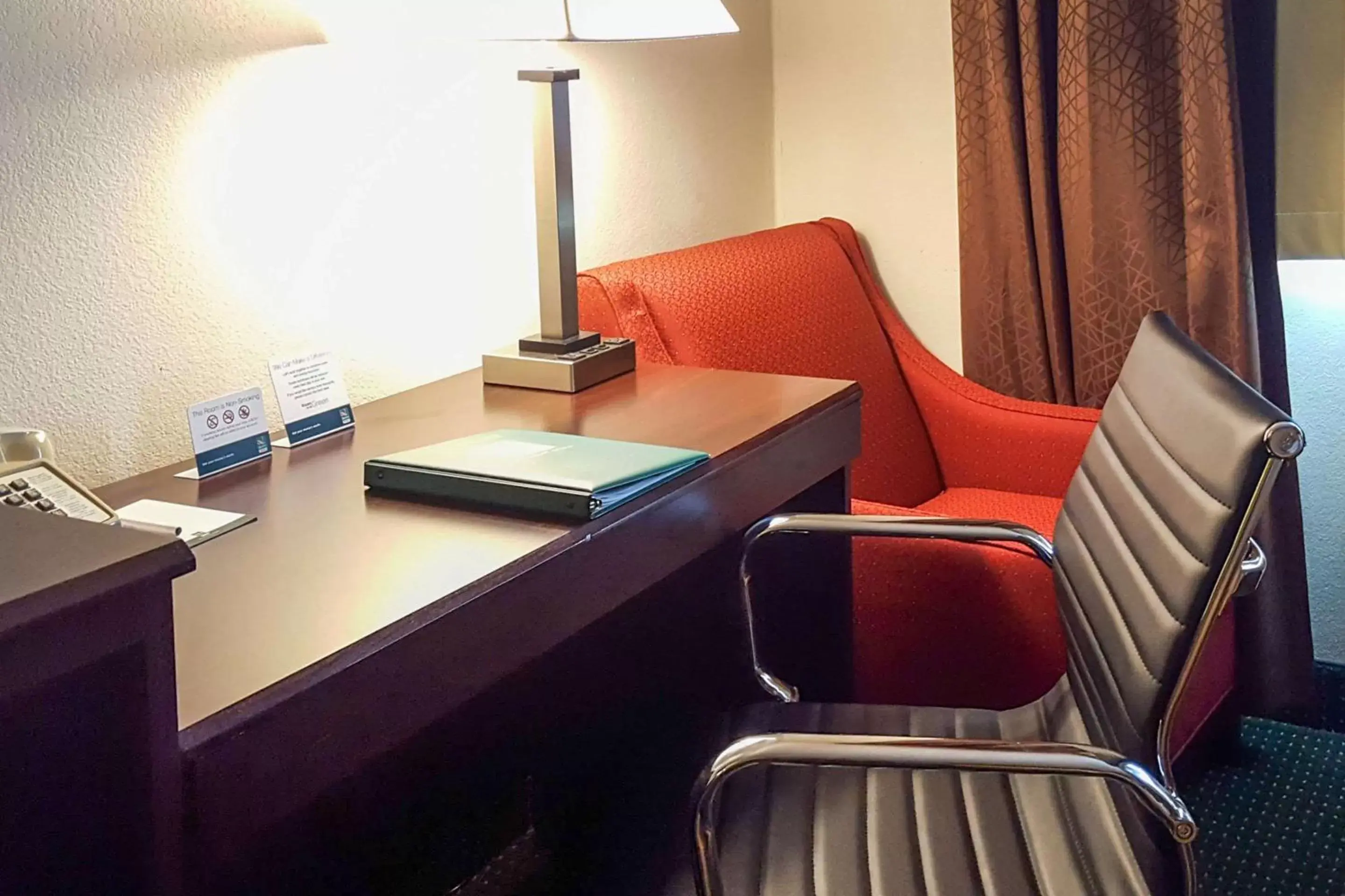 Photo of the whole room, Seating Area in Quality Inn Ozark