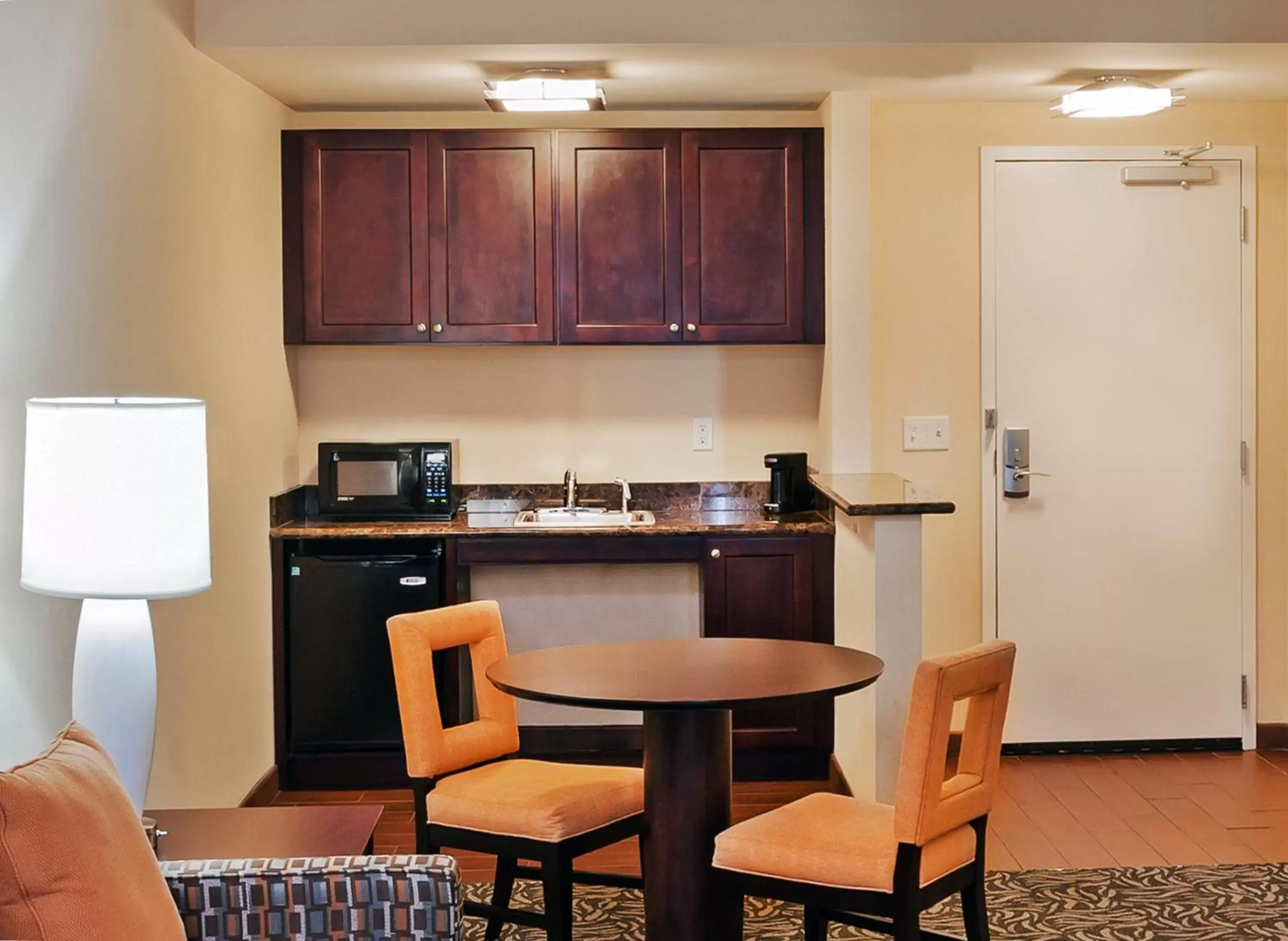 Photo of the whole room, Kitchen/Kitchenette in Holiday Inn Ardmore, an IHG Hotel