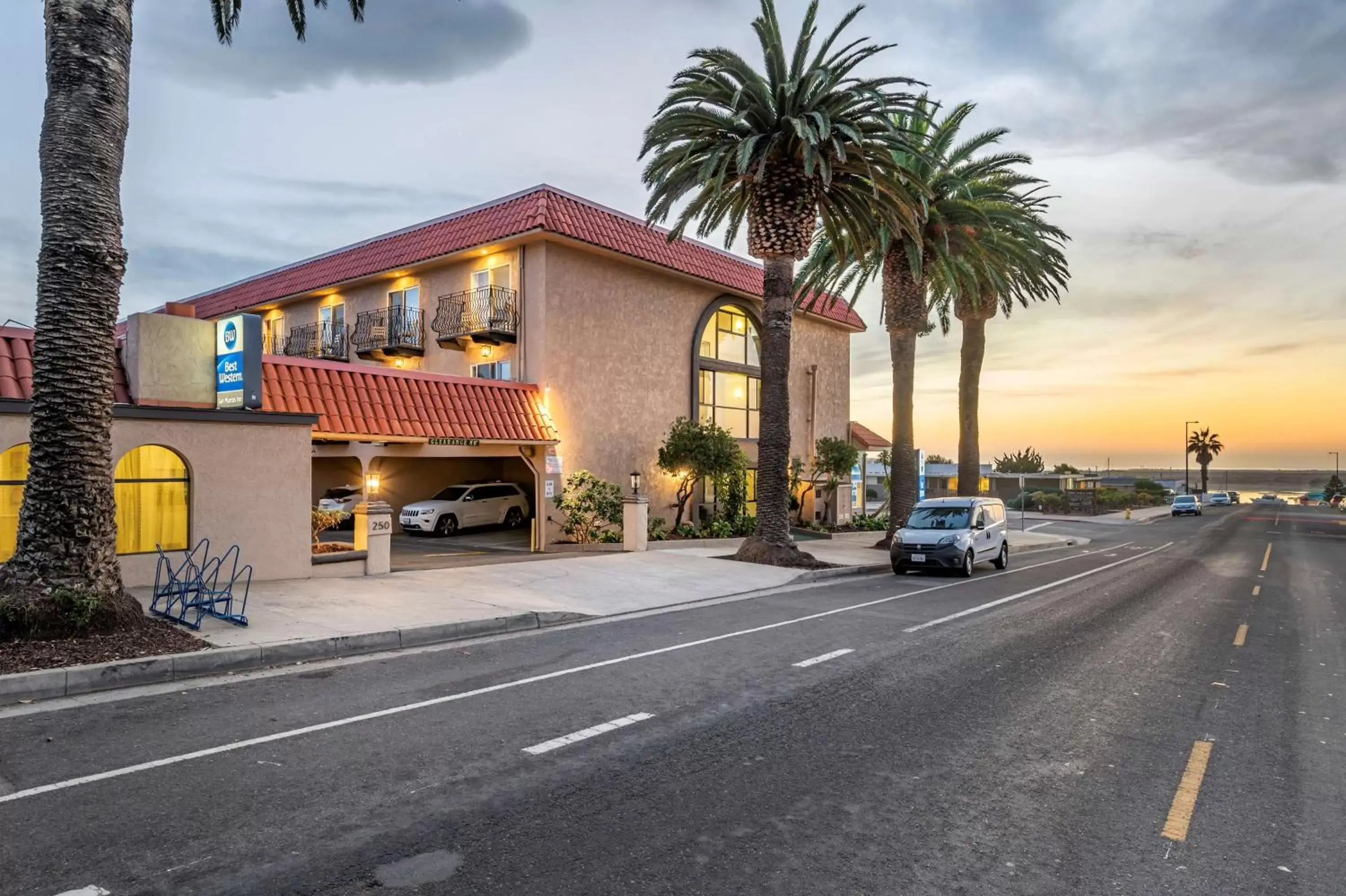 Property Building in Best Western San Marcos Inn