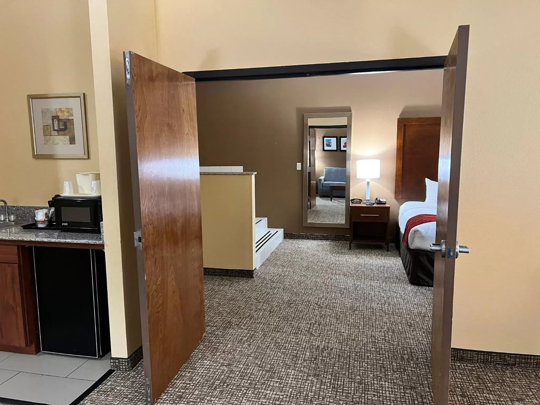 Bedroom, TV/Entertainment Center in Comfort Suites Louisville East