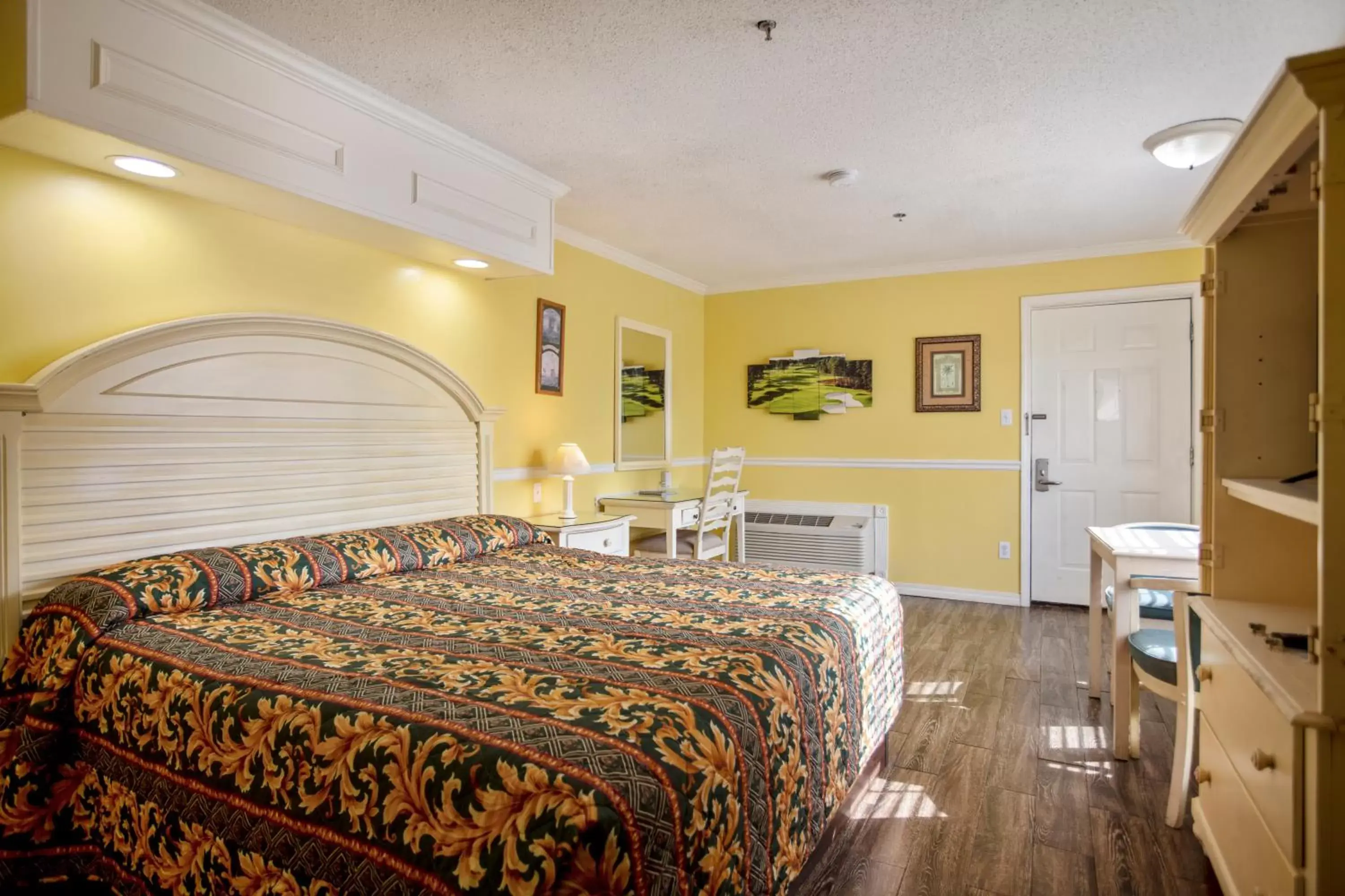 Bed in Edgewater Inn - Biloxi Beach