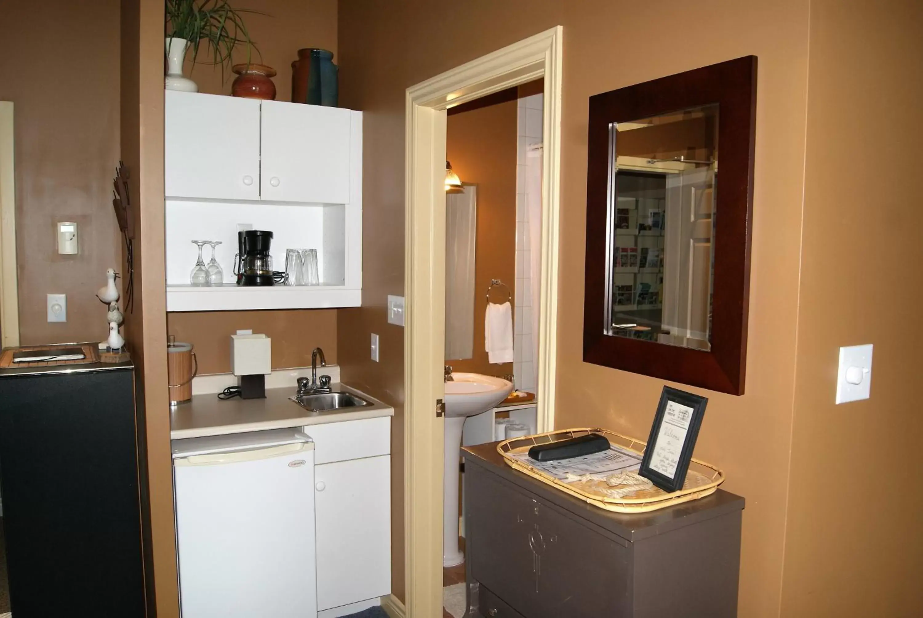 Shower, Kitchen/Kitchenette in Inn on the Harbour and Telegraph House