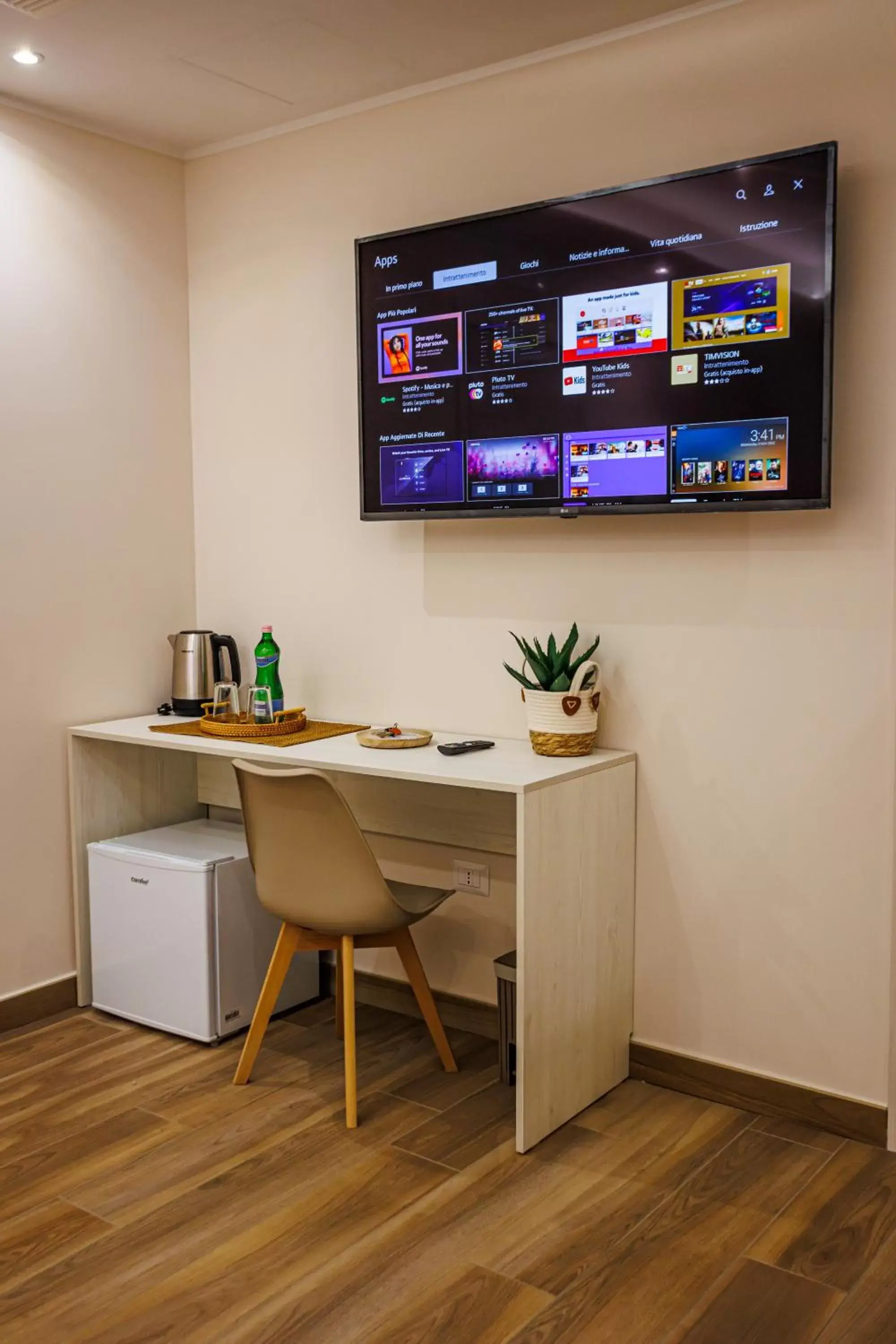 TV and multimedia, TV/Entertainment Center in Peca's room