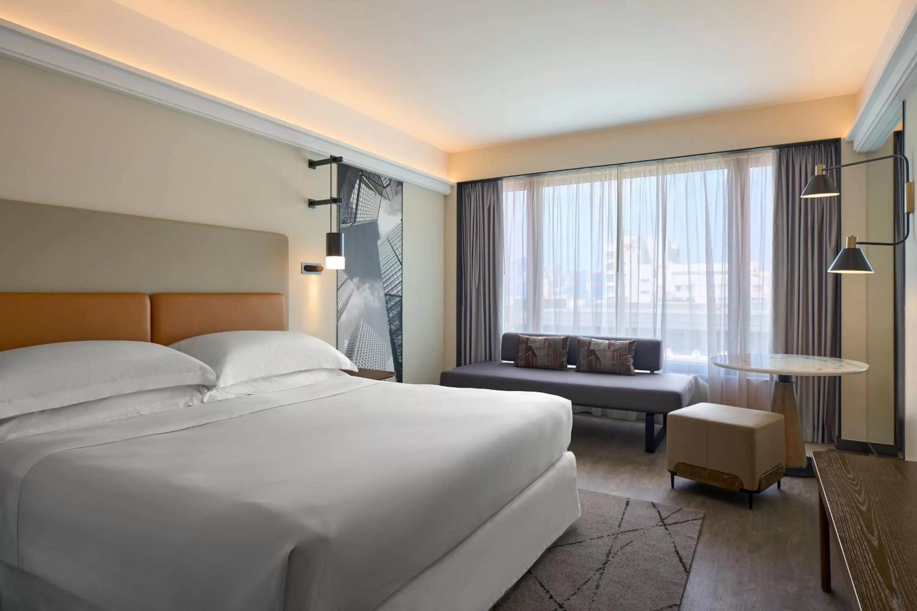 Photo of the whole room, Bed in Sheraton Hong Kong Hotel & Towers