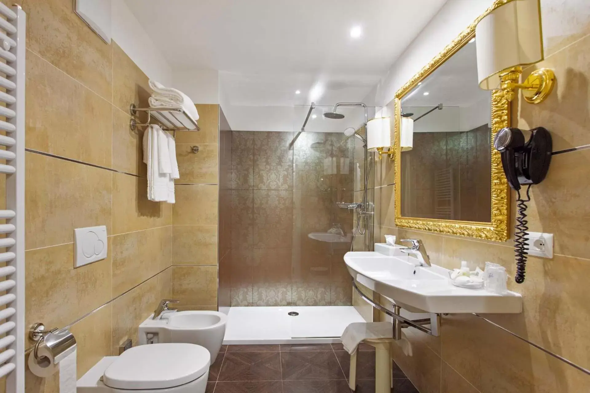 Bathroom in Hotel Leon d'Oro