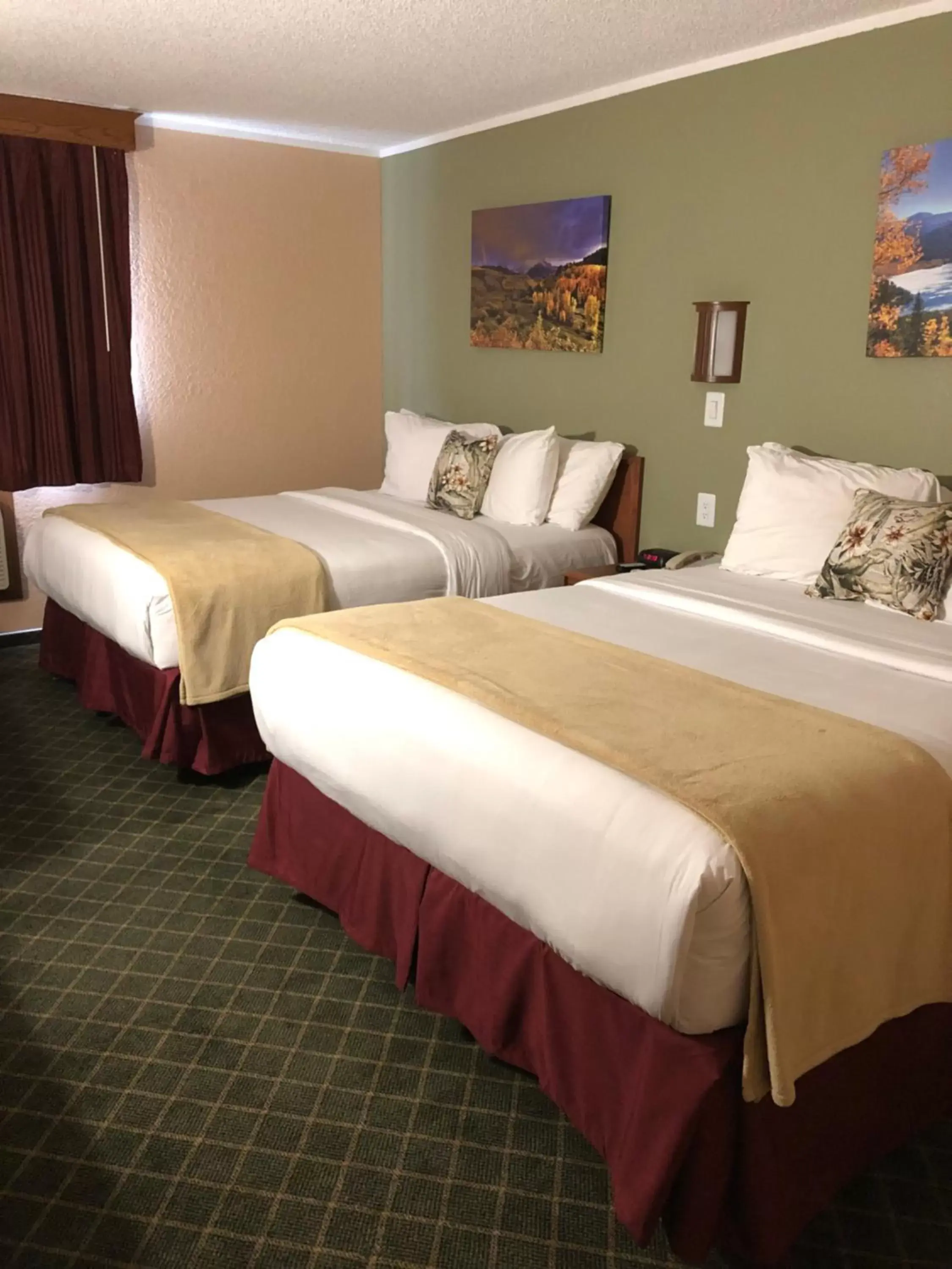 Photo of the whole room, Bed in Red River Inn Silt - Rifle
