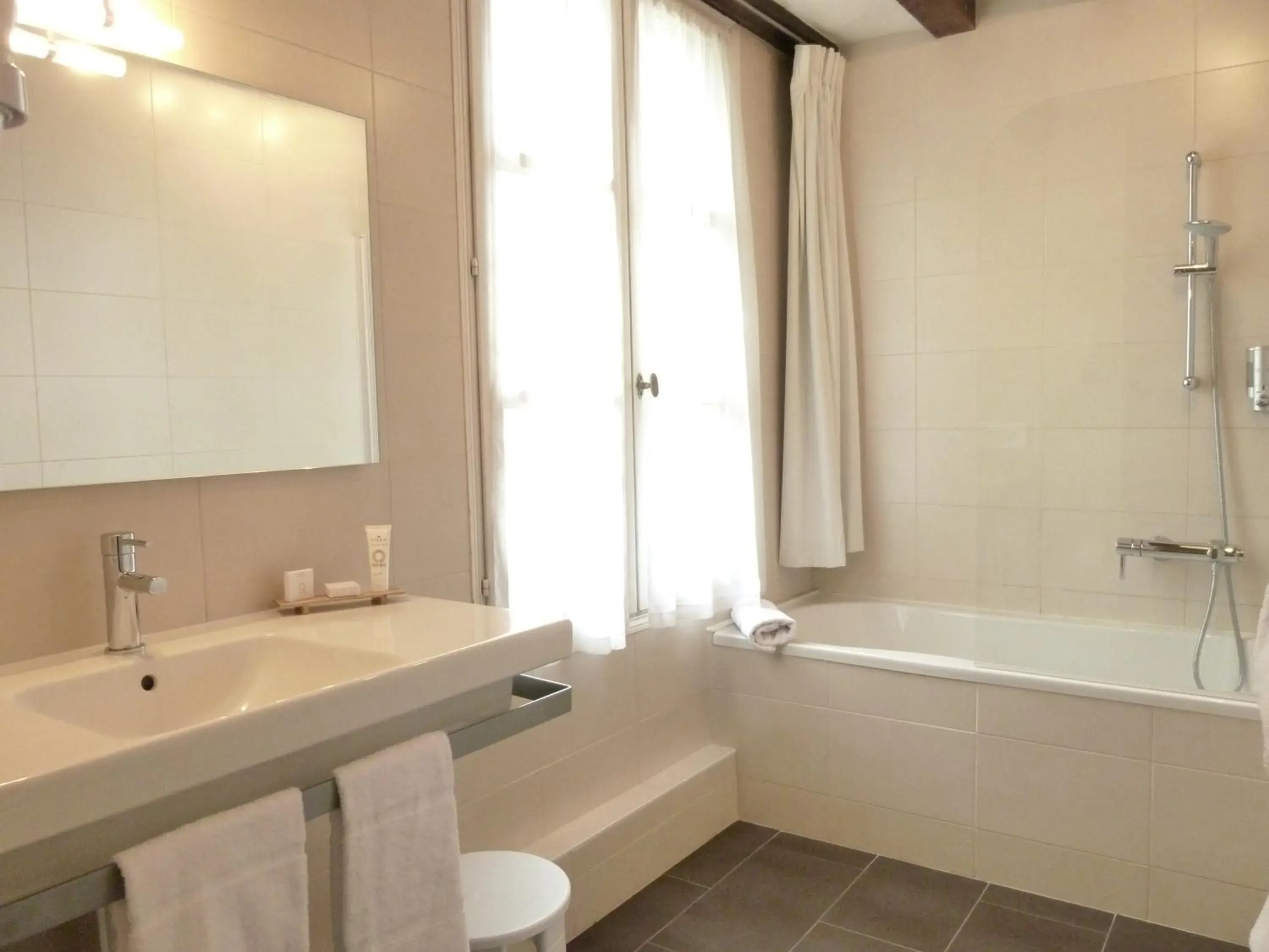 Bathroom in Hôtel Grand Monarque