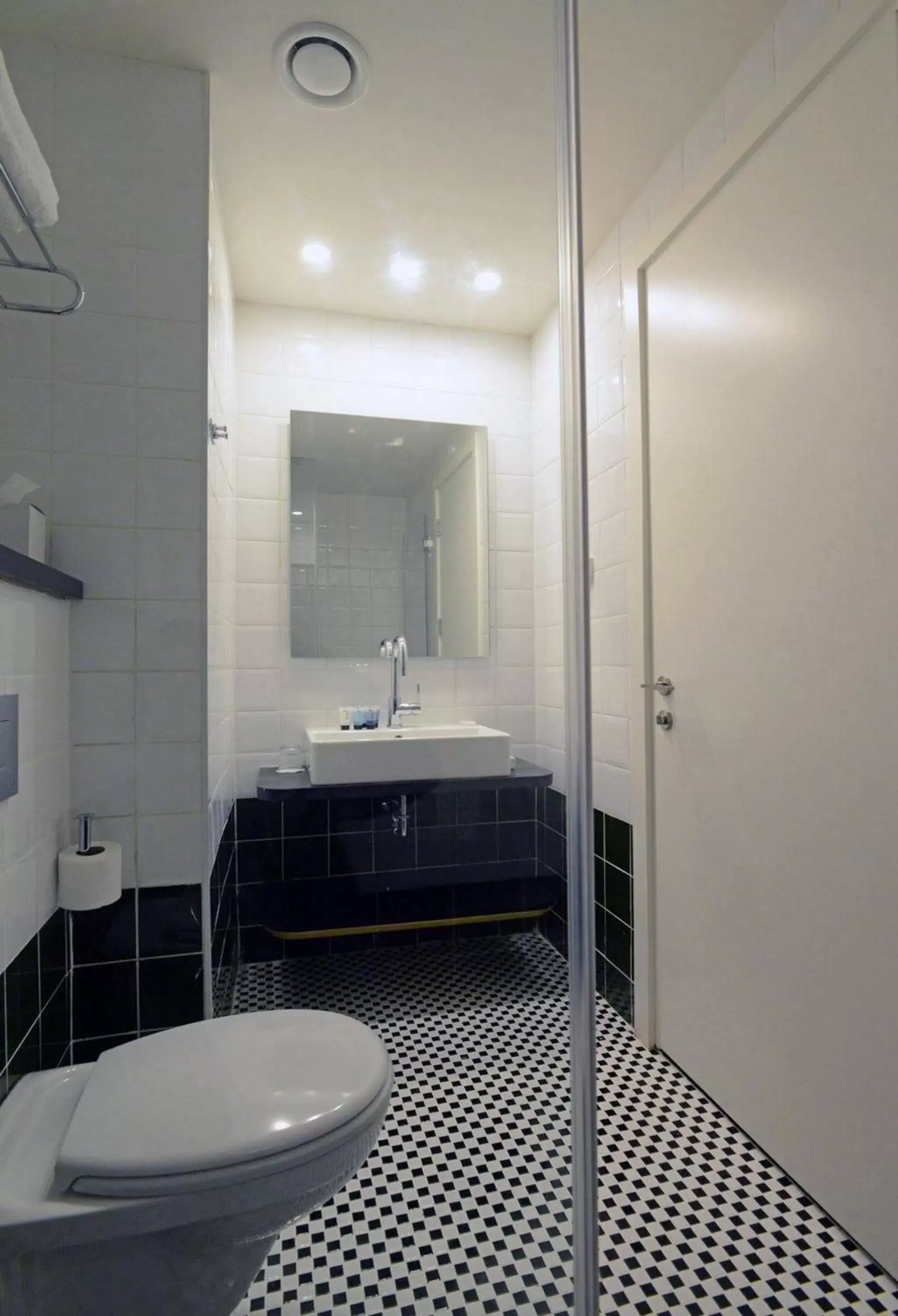 Bathroom in Hotel 75 by Prima Hotels