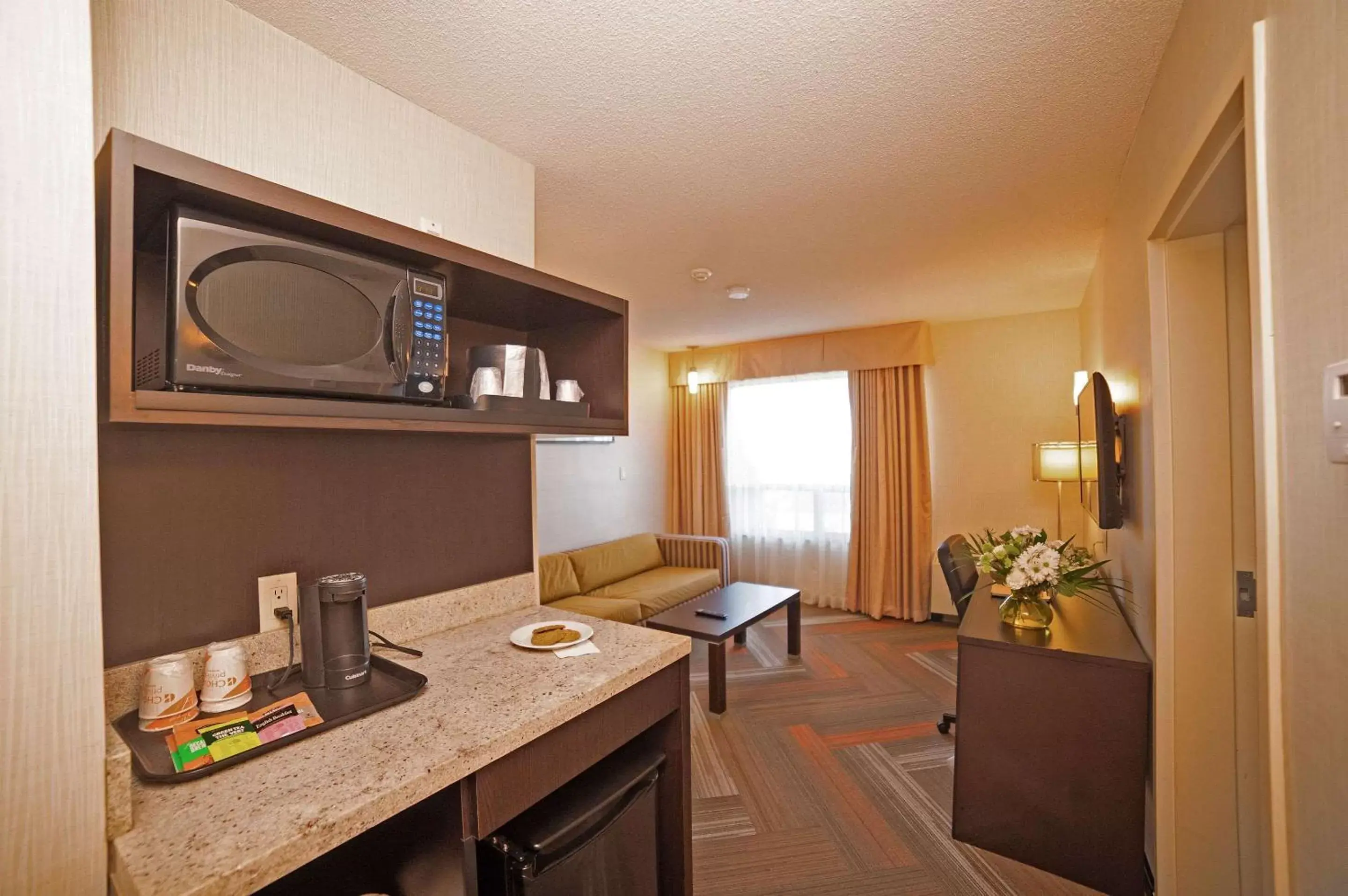 Photo of the whole room, Kitchen/Kitchenette in Quality Hotel Burlington