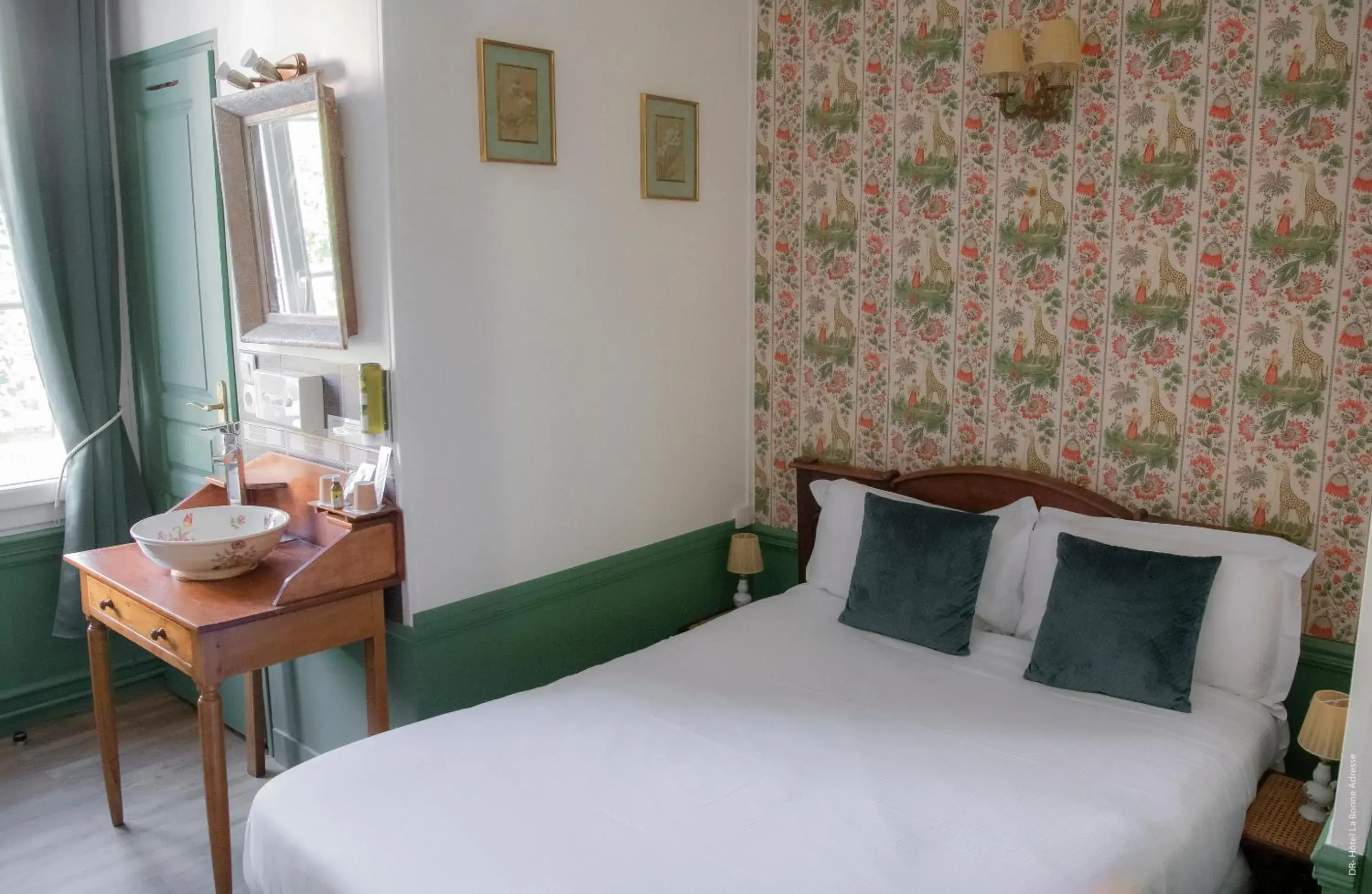 Charming Double Room in Hotel de Charme La Bonne Adresse - Logis hotels Charming Double Room in Hotel de Charme La Bonne Adresse - Logis hotels