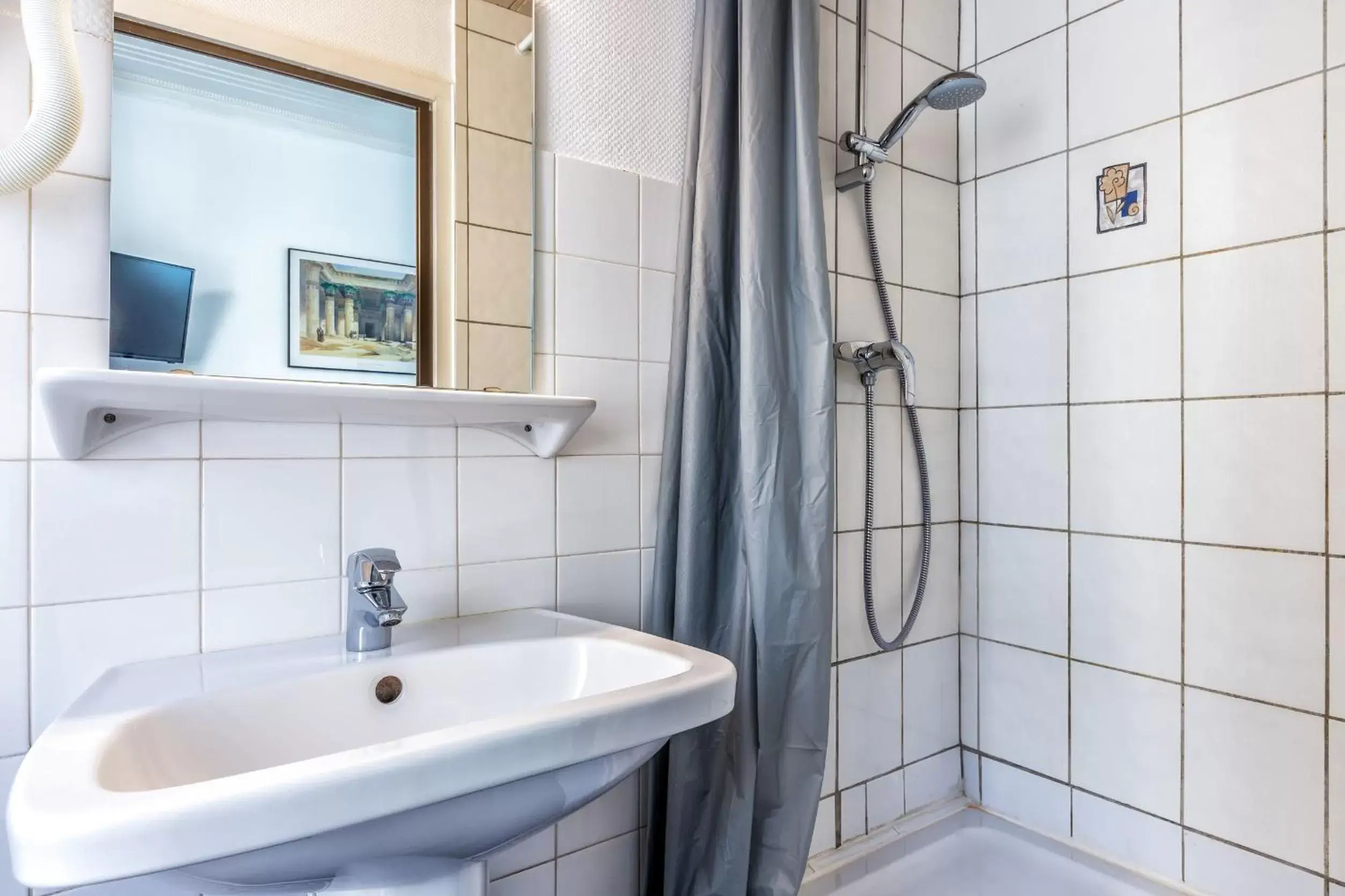 Shower, Bathroom in Hôtel Saint Maurice