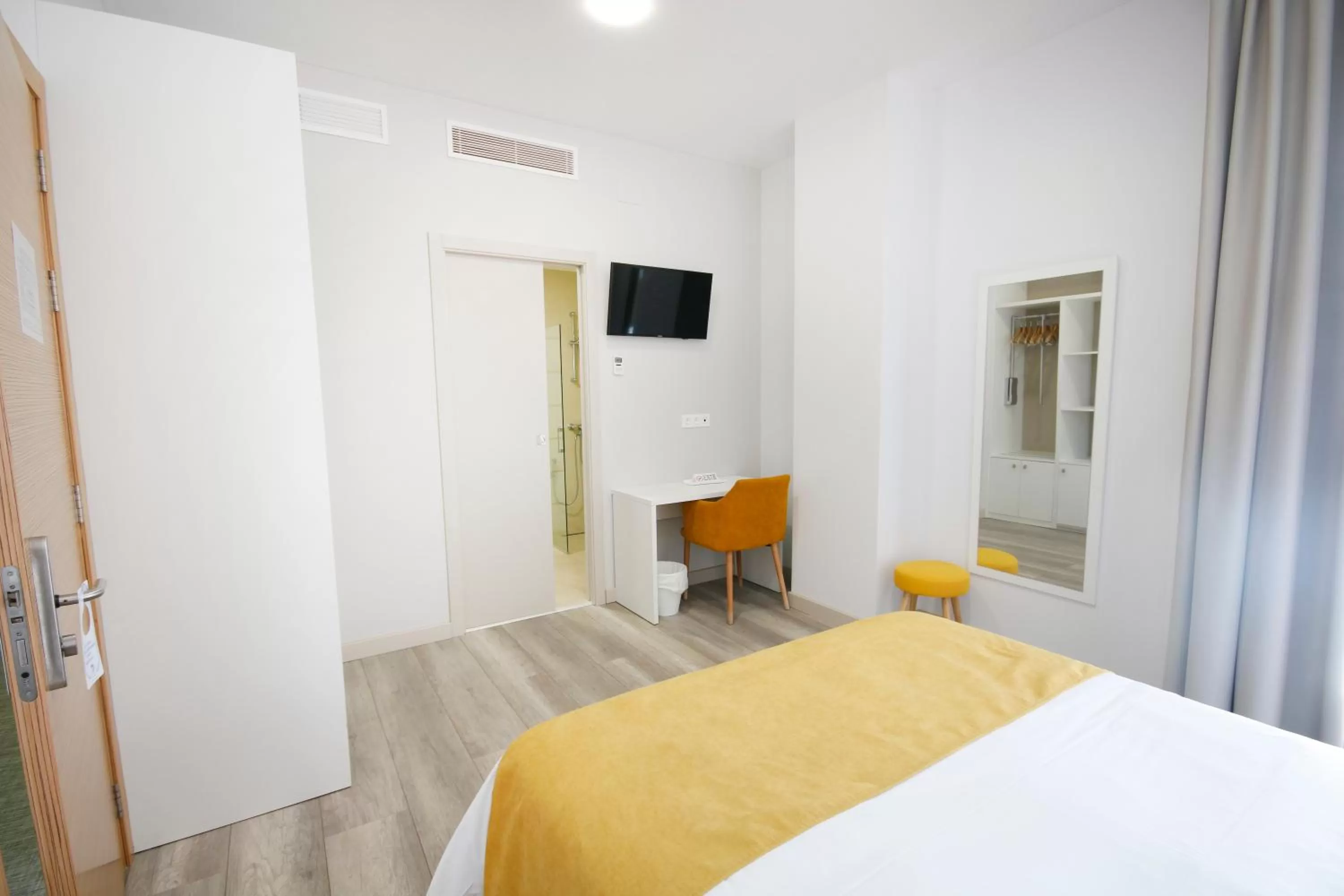 Photo of the whole room in Hotel Leo