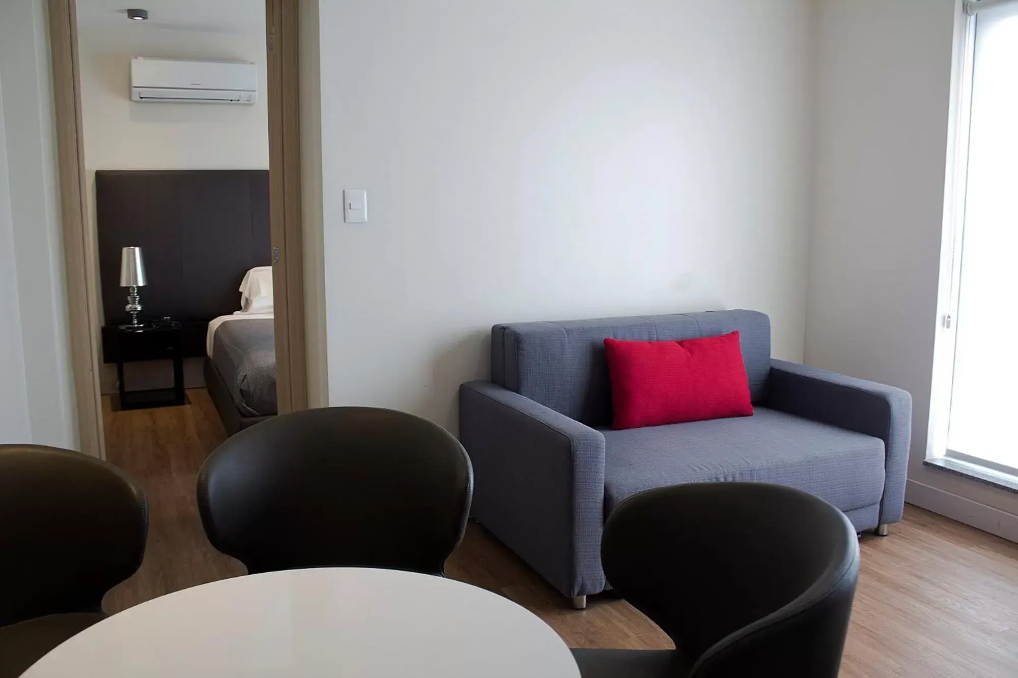 Living room, Seating Area in Regency Way Montevideo Hotel