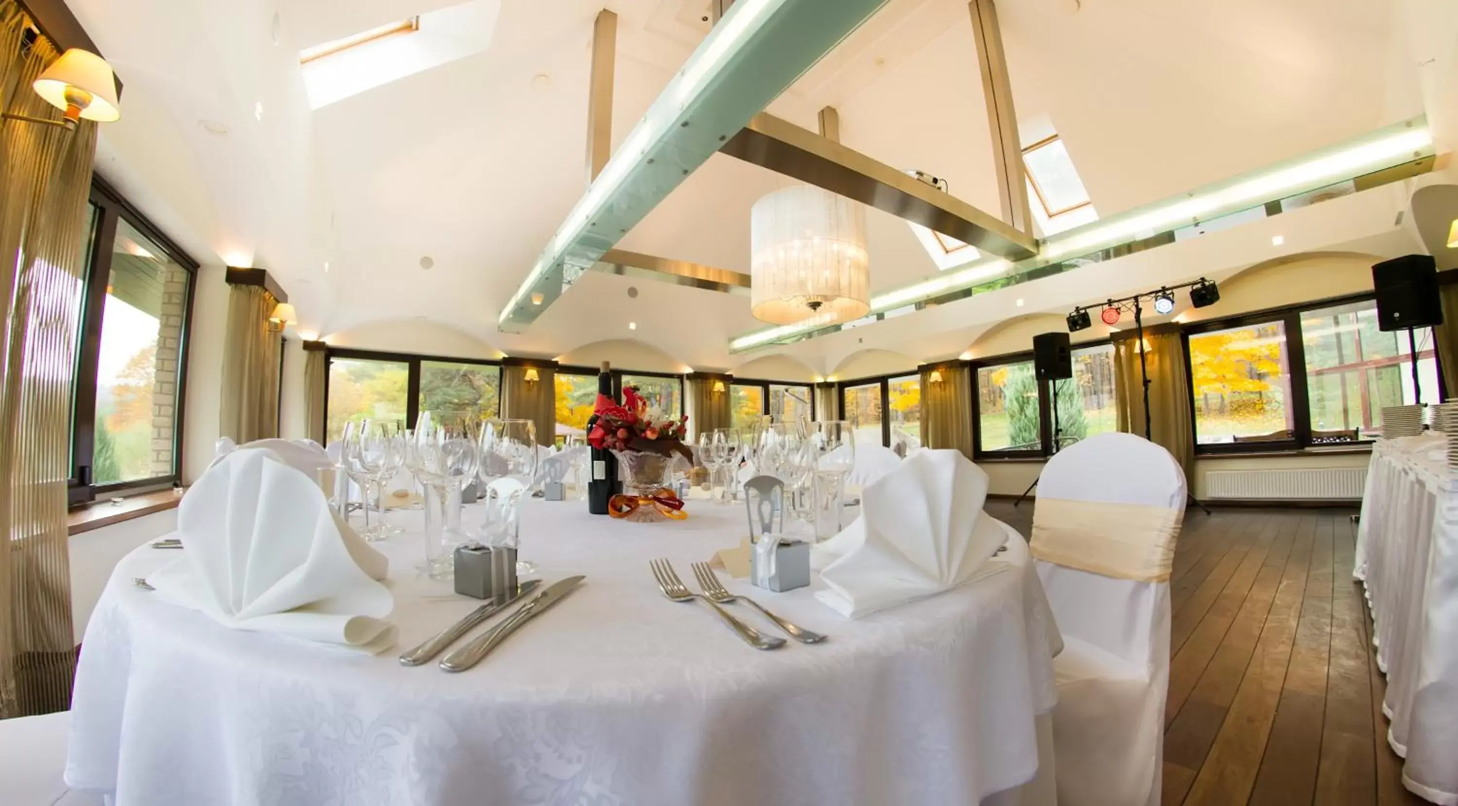 Restaurant/places to eat, Banquet Facilities in Park Villa