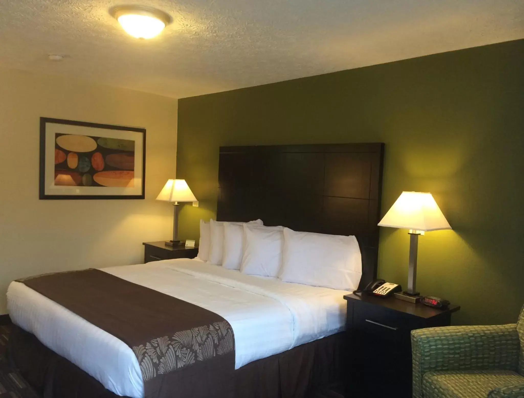 Bed in Boarders Inn & Suites by Cobblestone Hotels - Ashland City