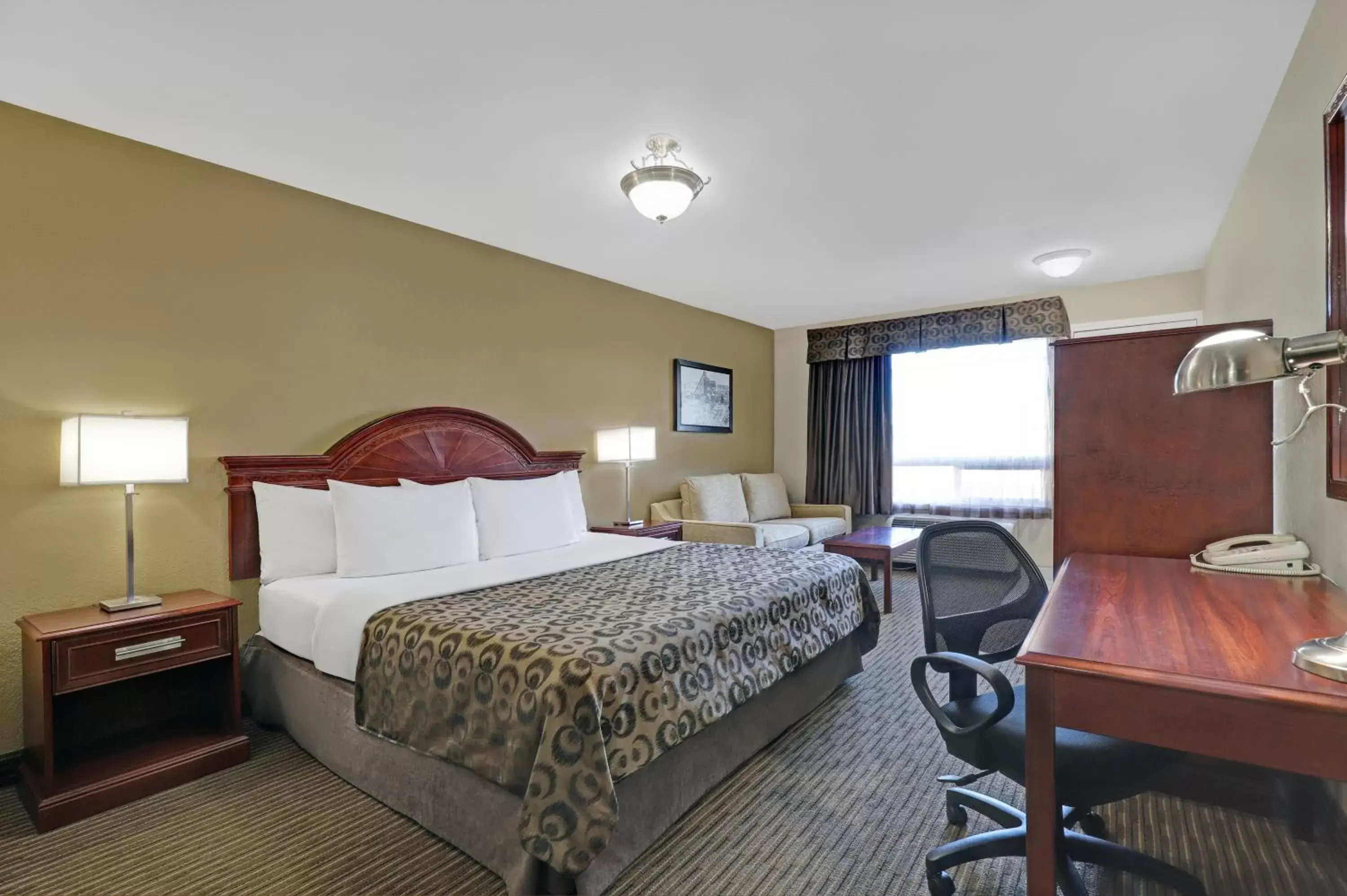 Bedroom in SureStay Plus Hotel by Best Western Drumheller