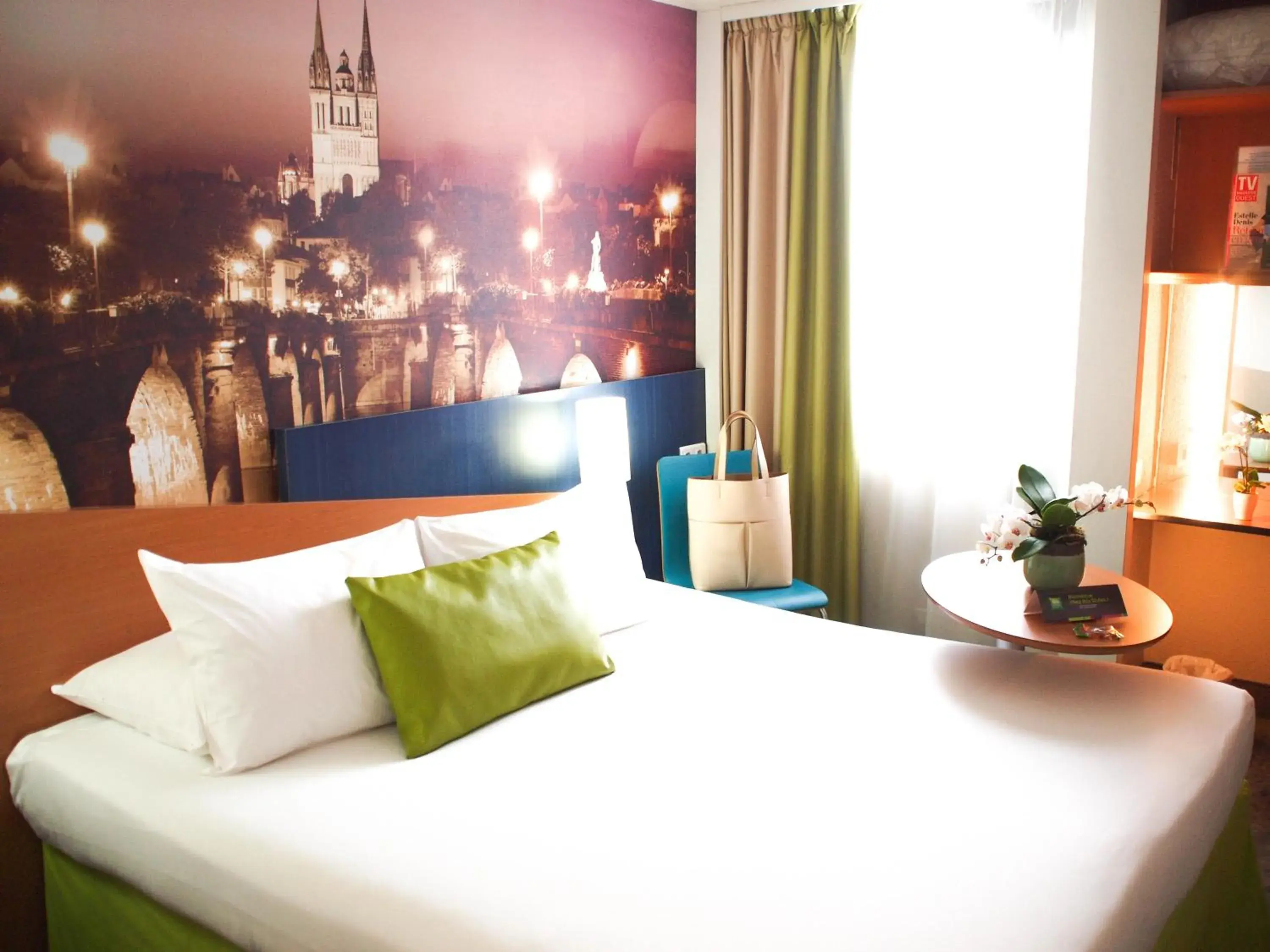 Bedroom, Bed in ibis Styles Angers Centre Gare