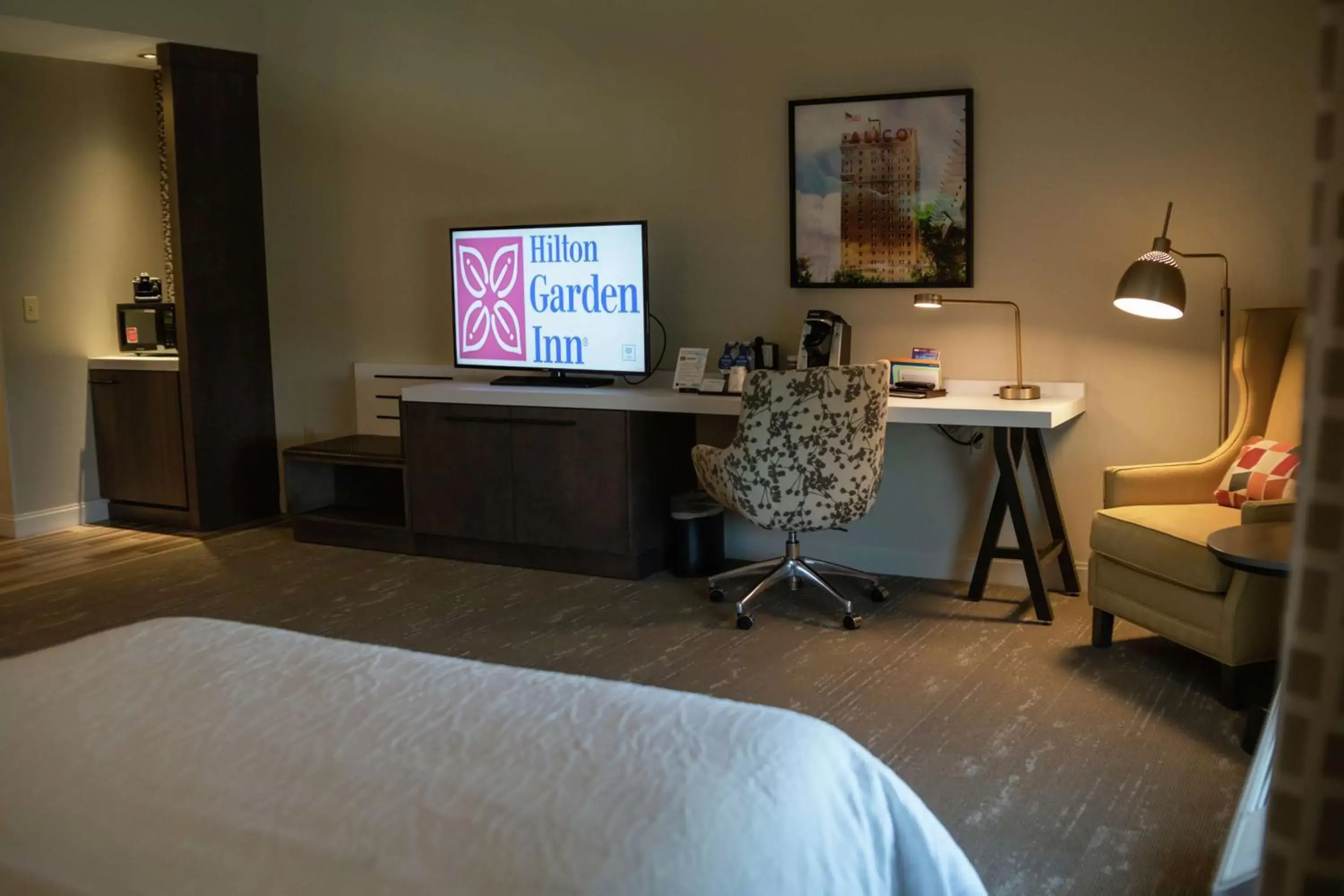 Bedroom, TV/Entertainment Center in Hilton Garden Inn Waco