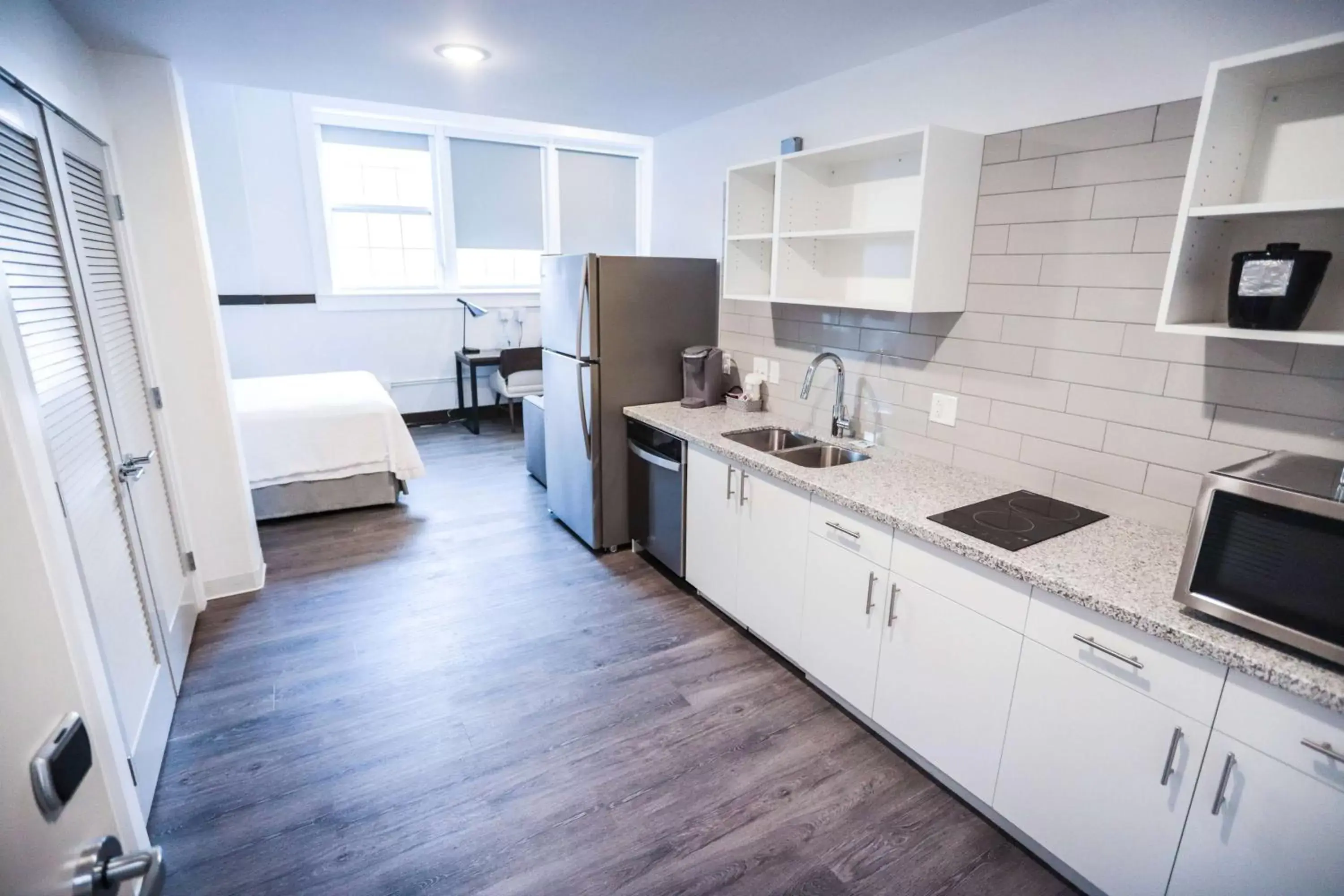 Photo of the whole room, Kitchen/Kitchenette in Leavenworth Local Hotel