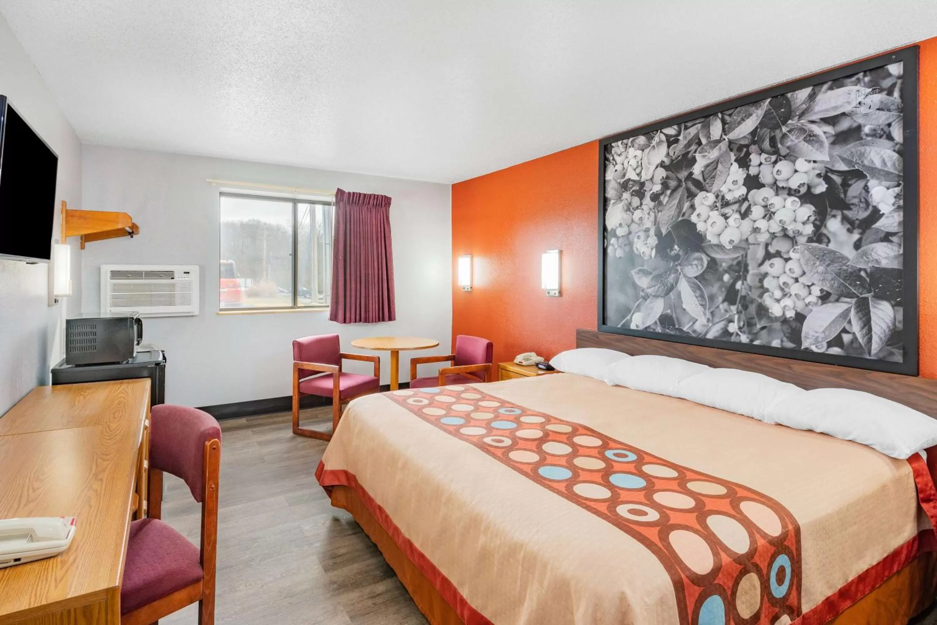 Photo of the whole room, Bed in Super 8 by Wyndham Waynesburg