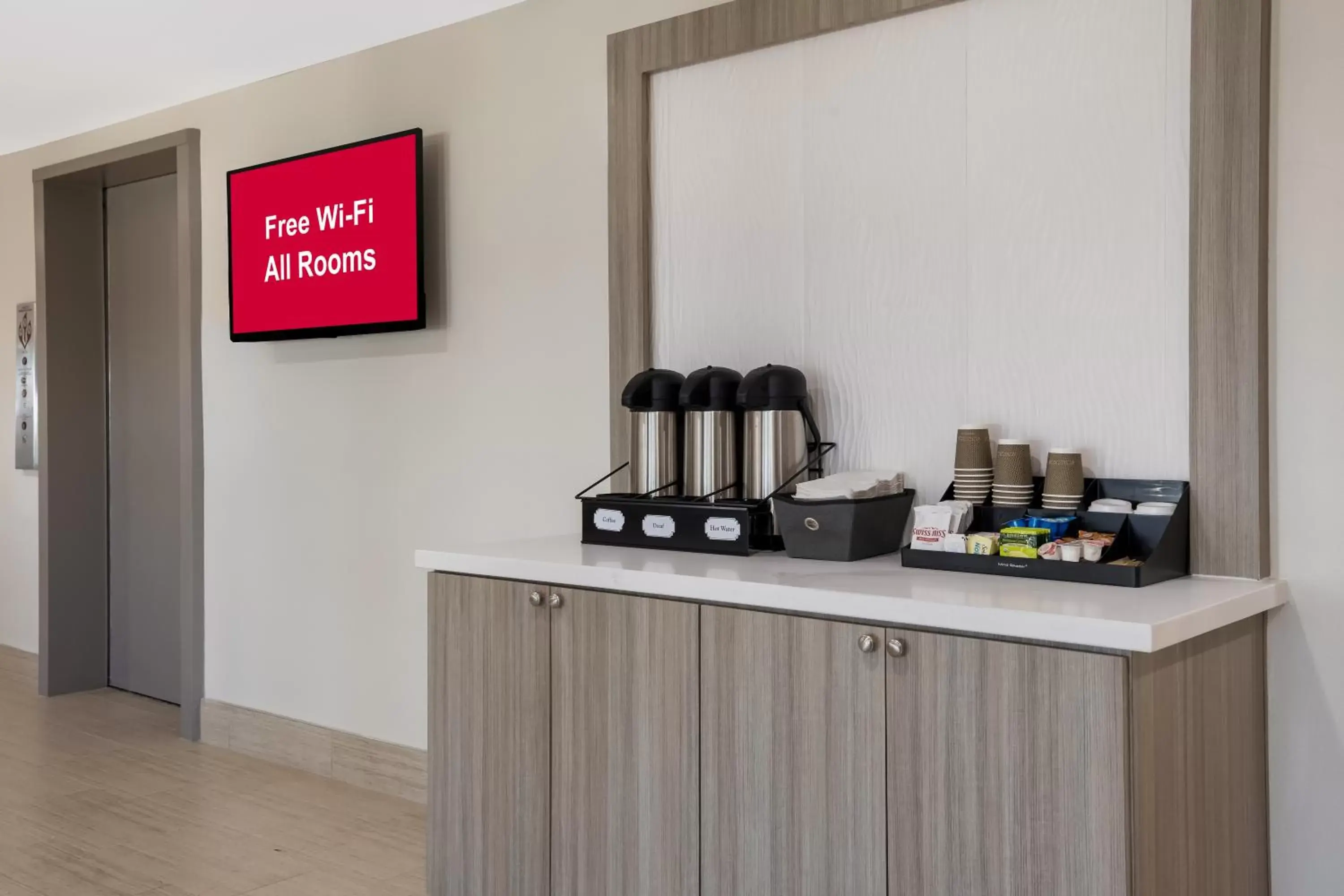 Coffee/tea facilities, Kitchen/Kitchenette in Red Roof Inn Sulphur