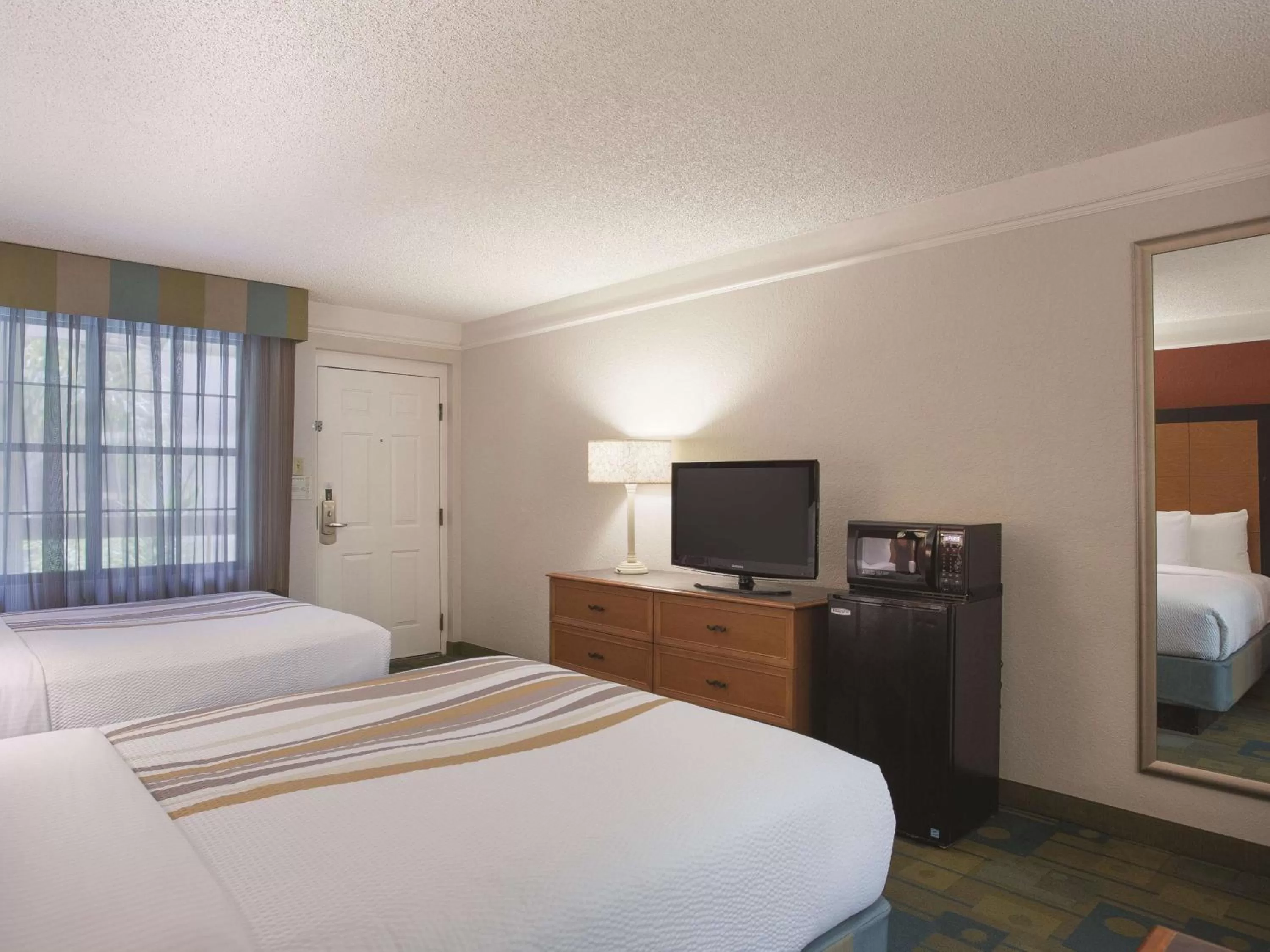 Photo of the whole room, Bed in La Quinta Inn by Wyndham San Diego Chula Vista