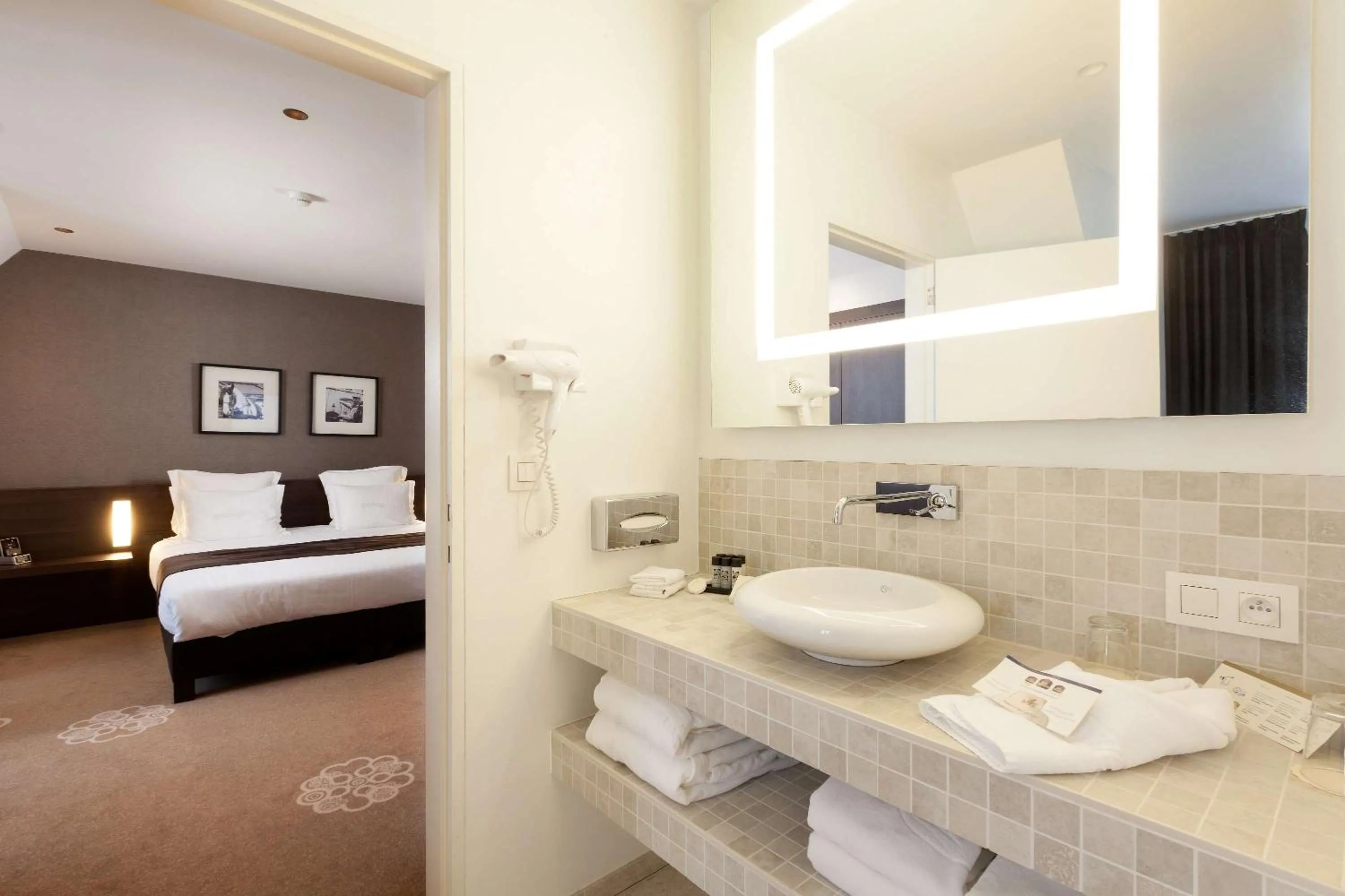 Photo of the whole room, Bed in Hotel Restaurant Weinebrugge