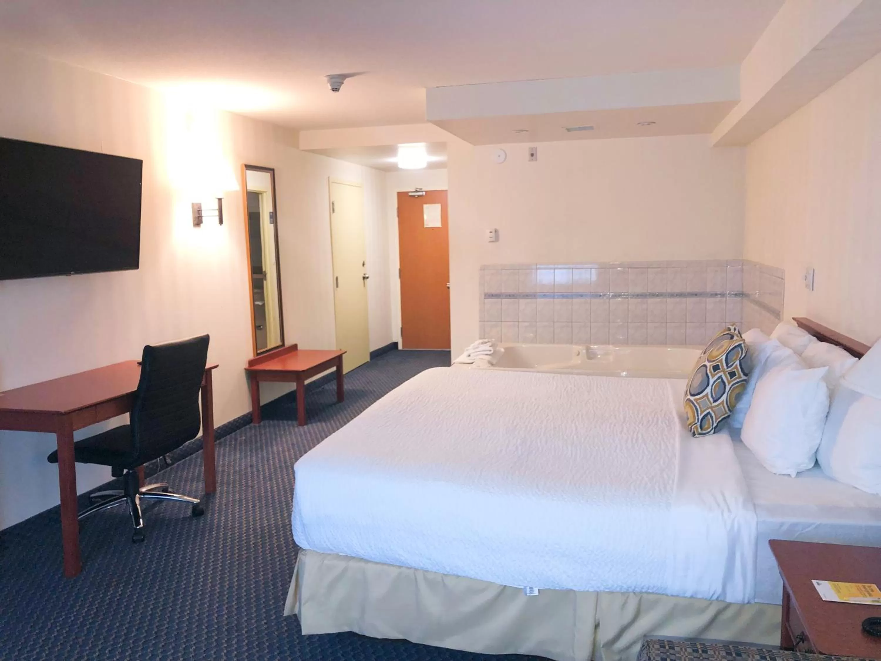 Bed in Days Inn by Wyndham Niagara Falls Centre St By the Falls