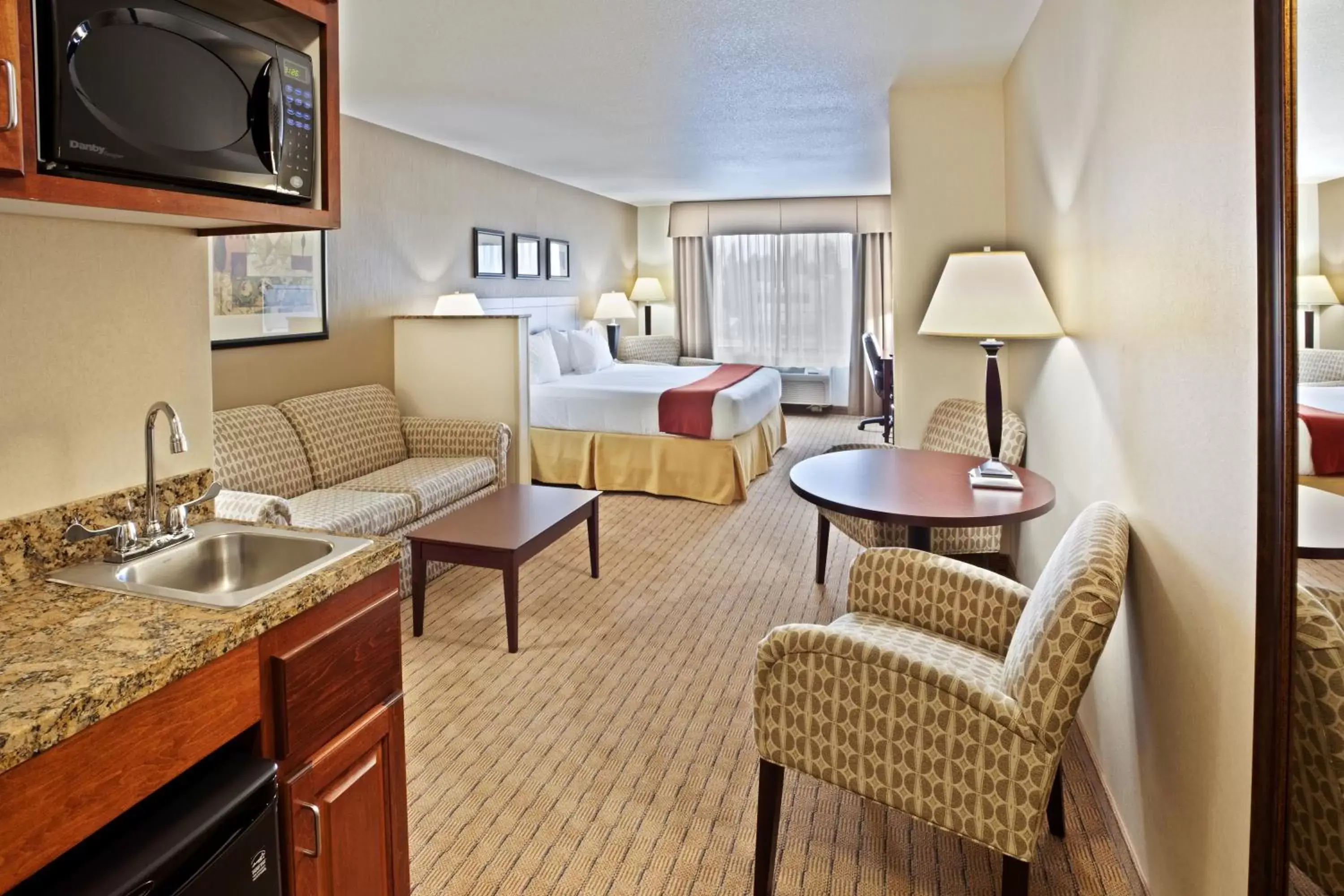 Photo of the whole room, Seating Area in Holiday Inn Express Hotel & Suites Vancouver Mall-Portland Area, an IHG Hotel