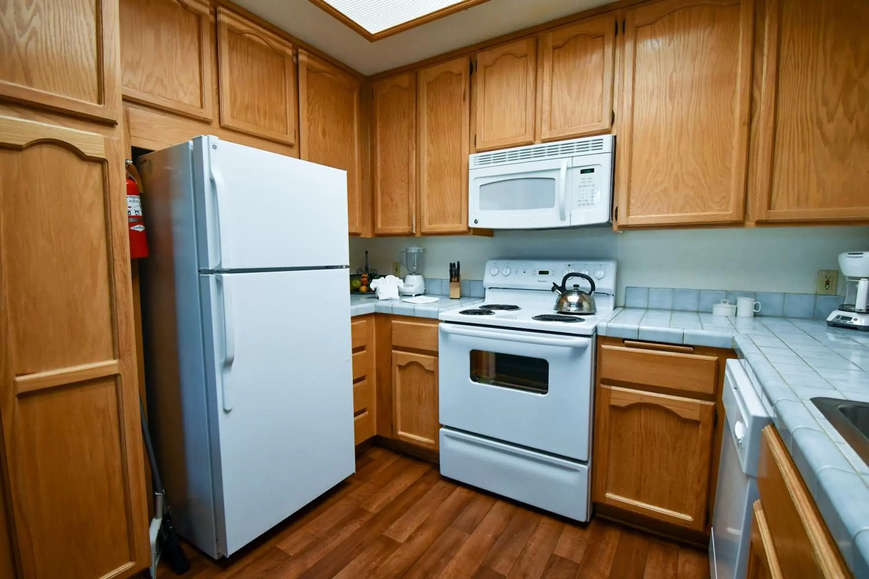 Kitchen or kitchenette, Kitchen/Kitchenette in North Bay At Lake Arrowhead