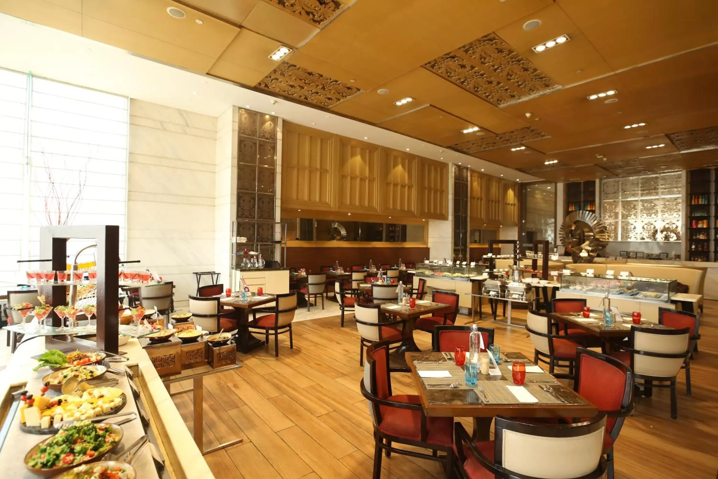 Breakfast, Restaurant/Places to Eat in Crowne Plaza New Delhi Mayur Vihar Noida