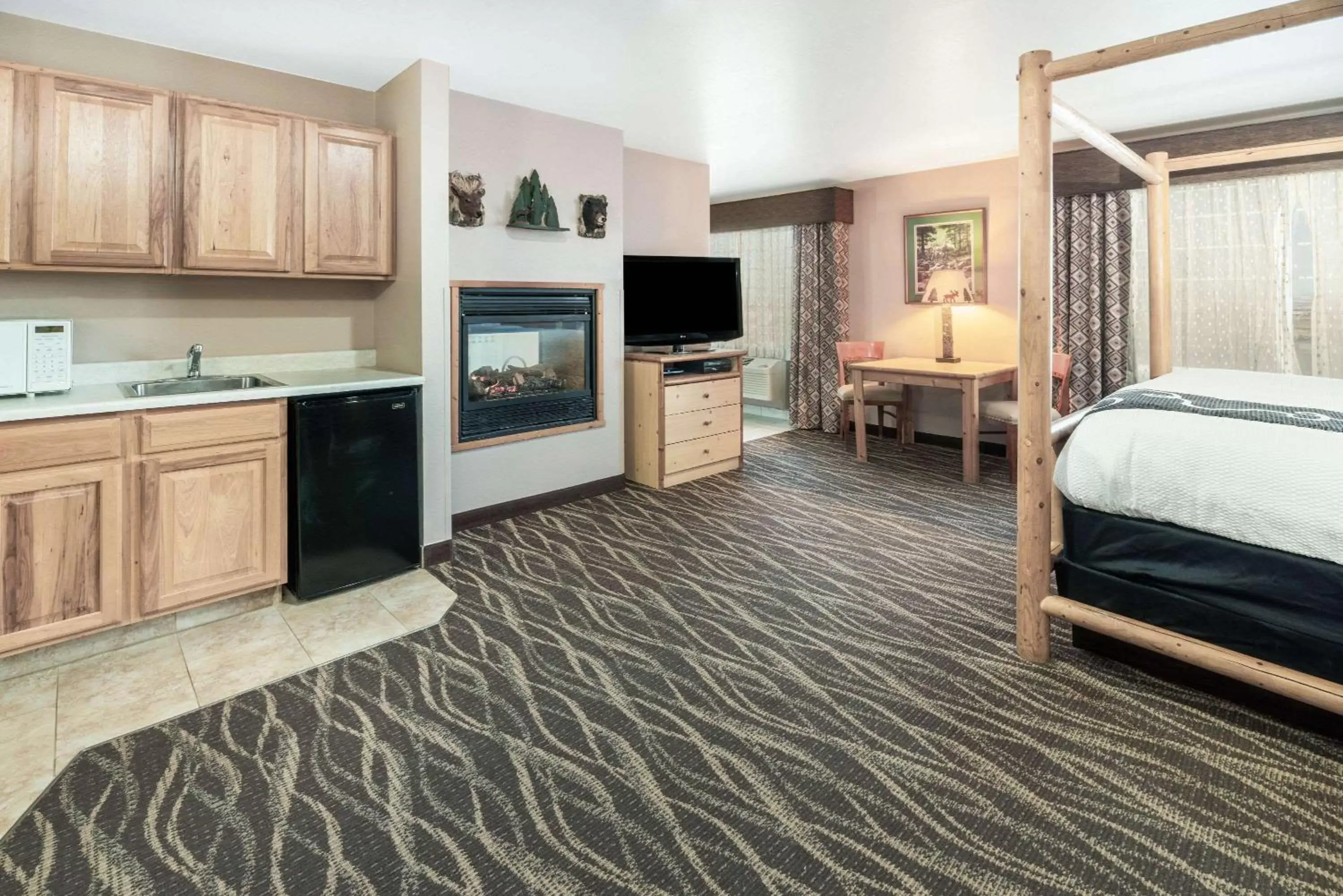 Photo of the whole room, Kitchen/Kitchenette in La Quinta by Wyndham Belgrade - Bozeman Airport