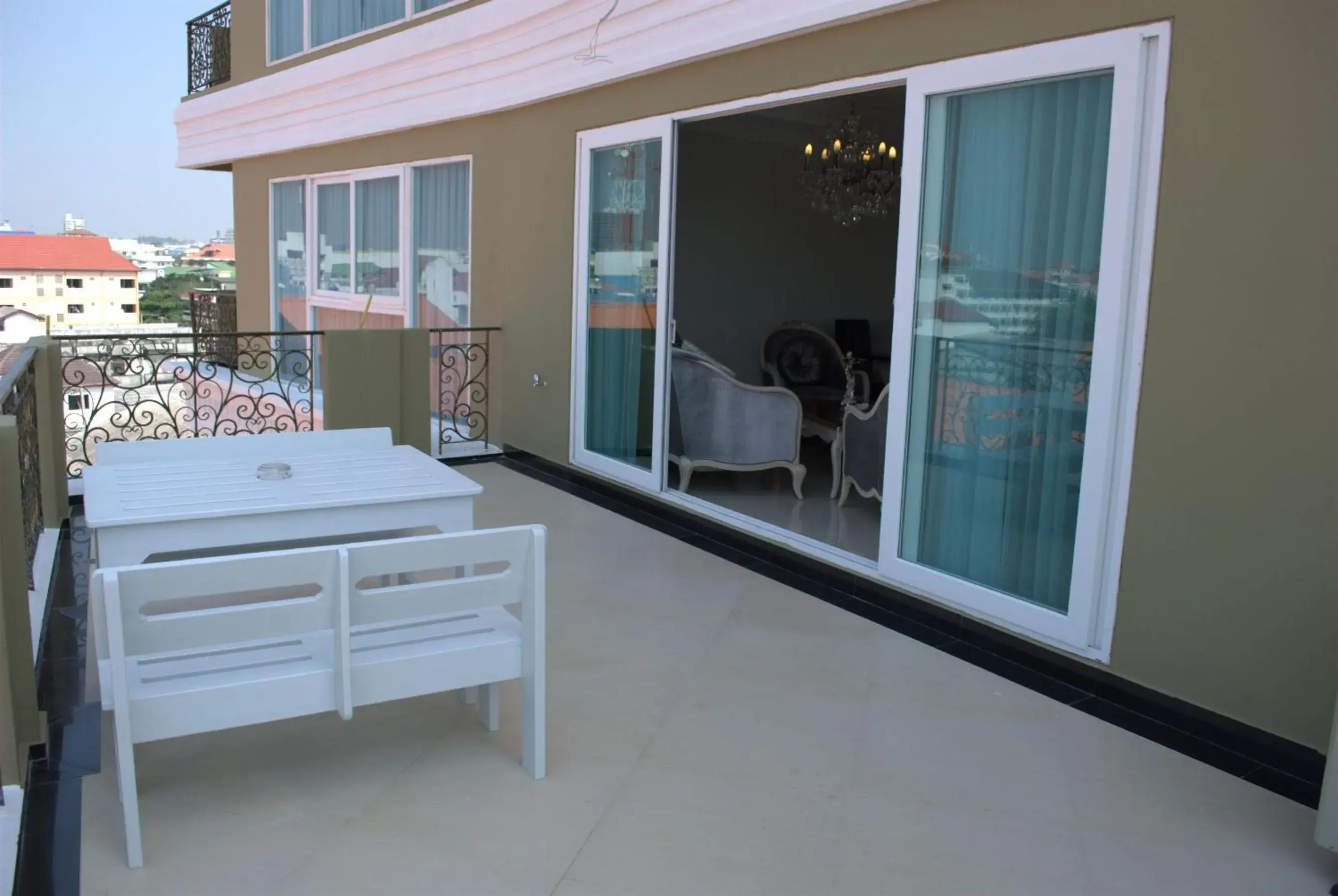 LK Royal Wing LK Royal Wing