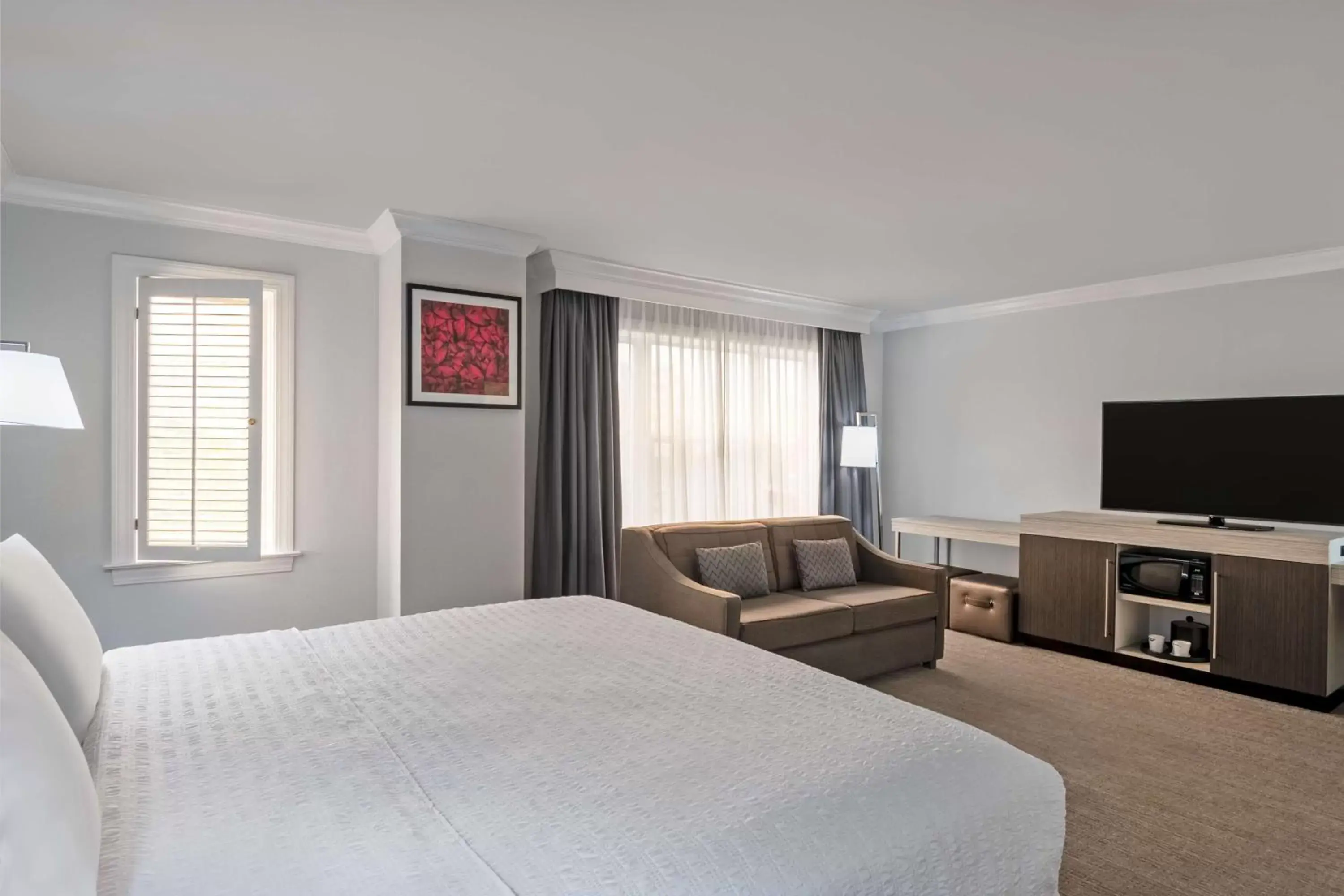Living room, Bed in Hampton Inn & Suites Stamford