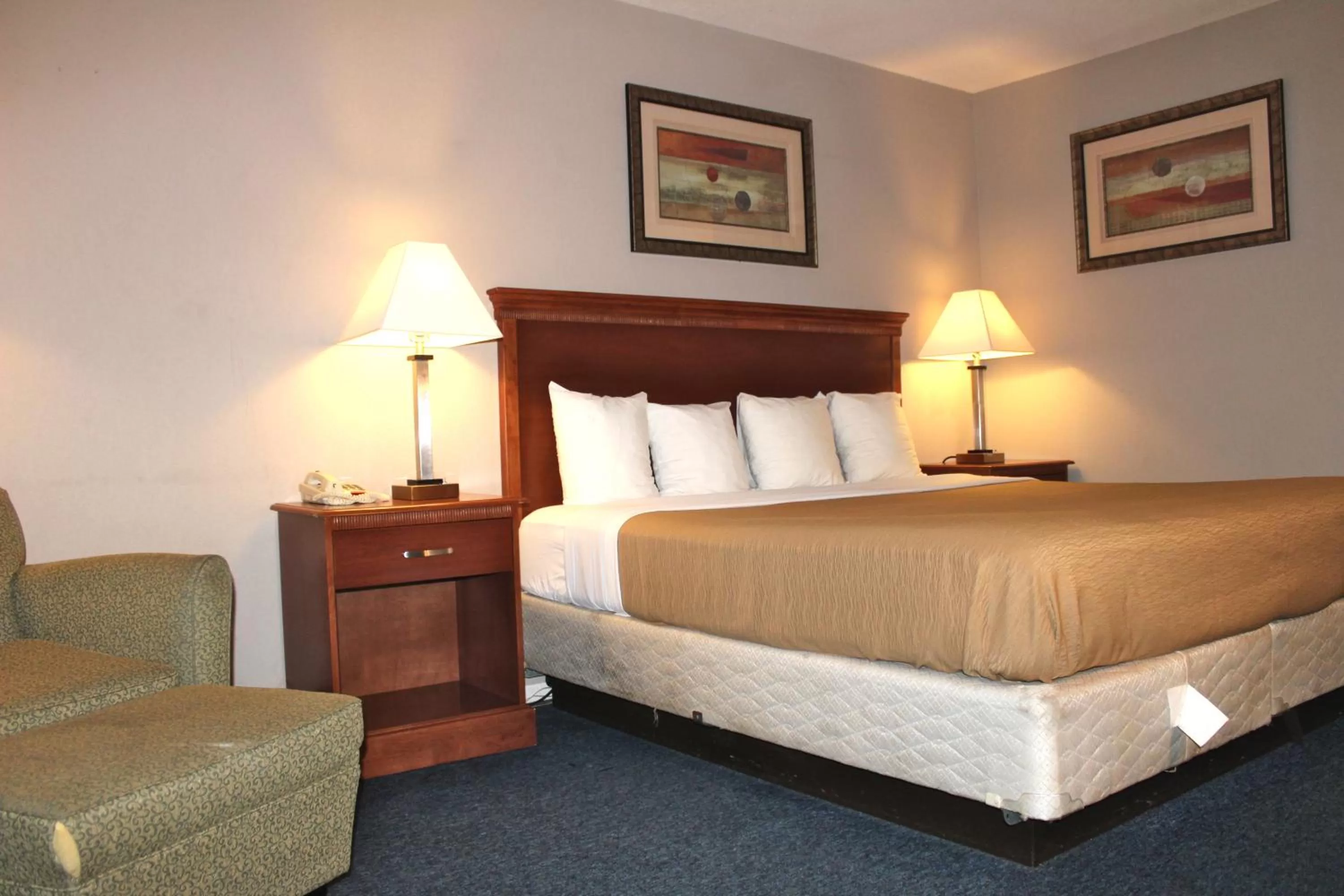 Bedroom, Bed in Interstate Motel