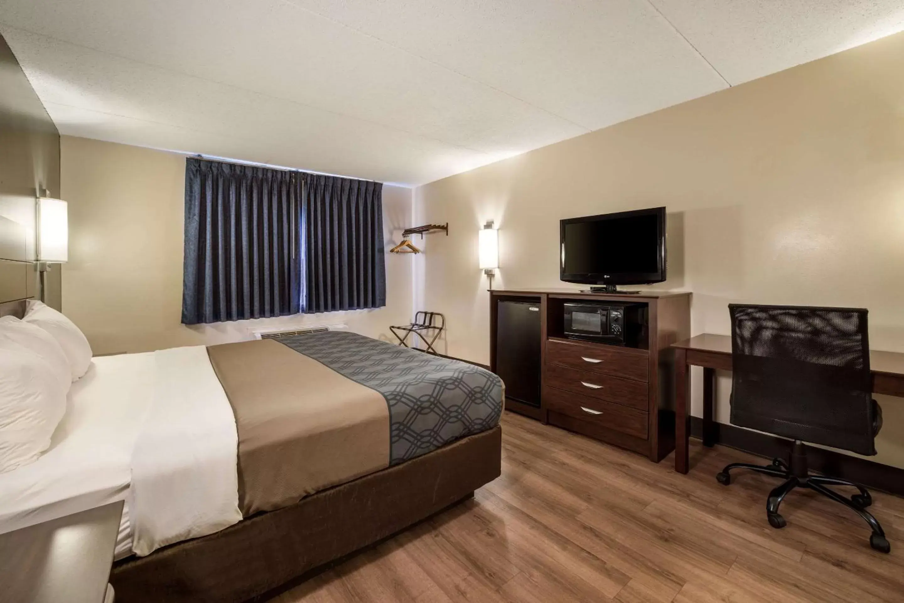 Bedroom, TV/Entertainment Center in Econo Lodge Darien Lakes
