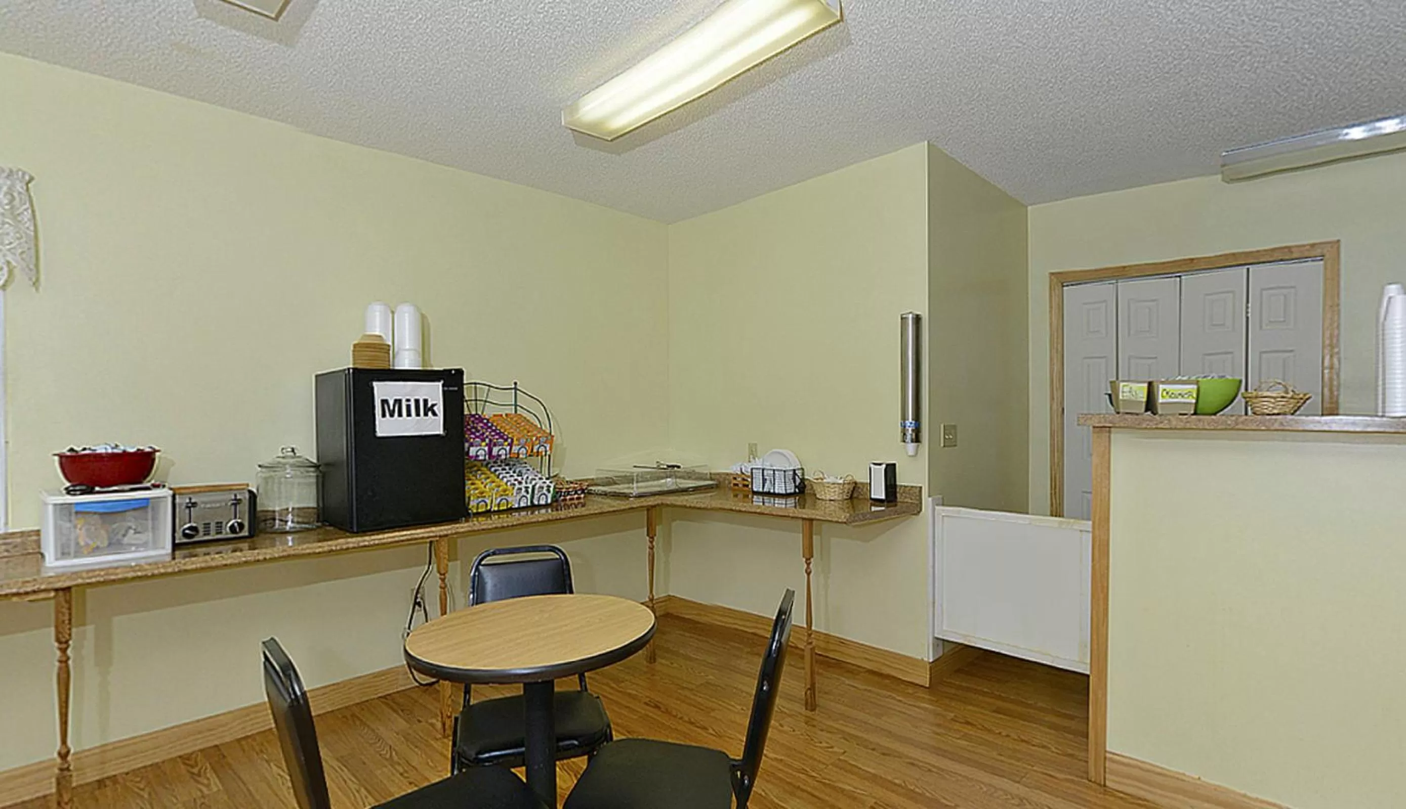 Coffee/tea facilities in Americas Best Value Inn Saint Ignace