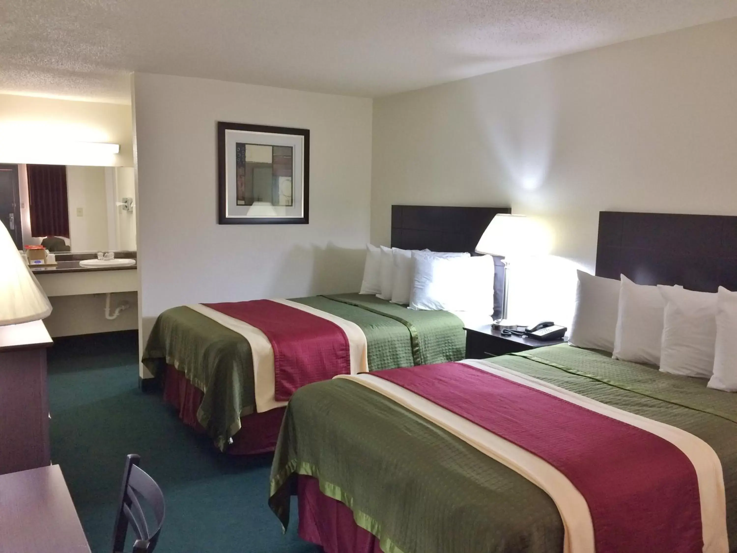 Bed in Travel Inn & Suites Atlanta Texas