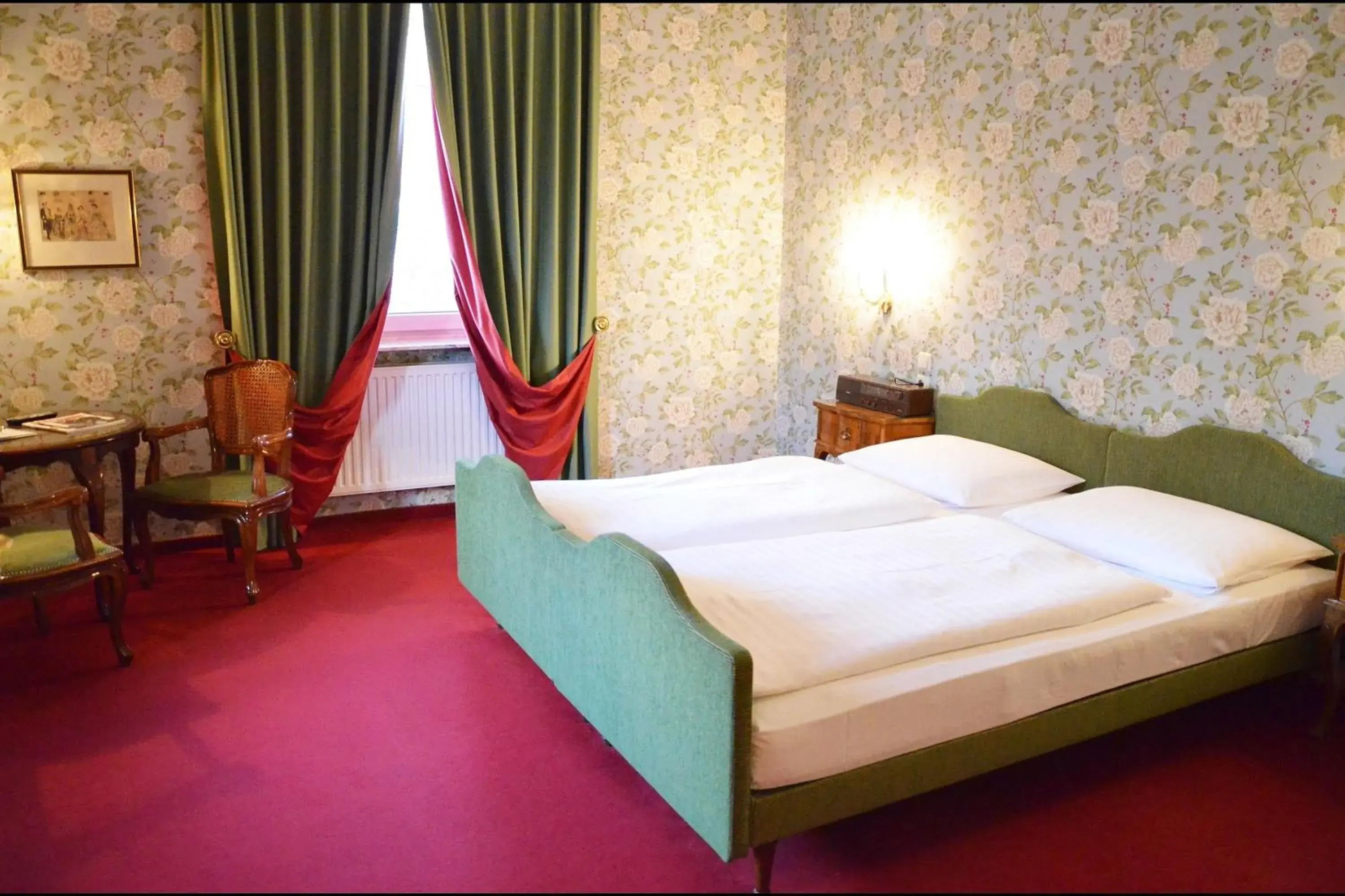 Bedroom, Bed in Hotel Hohenstauffen