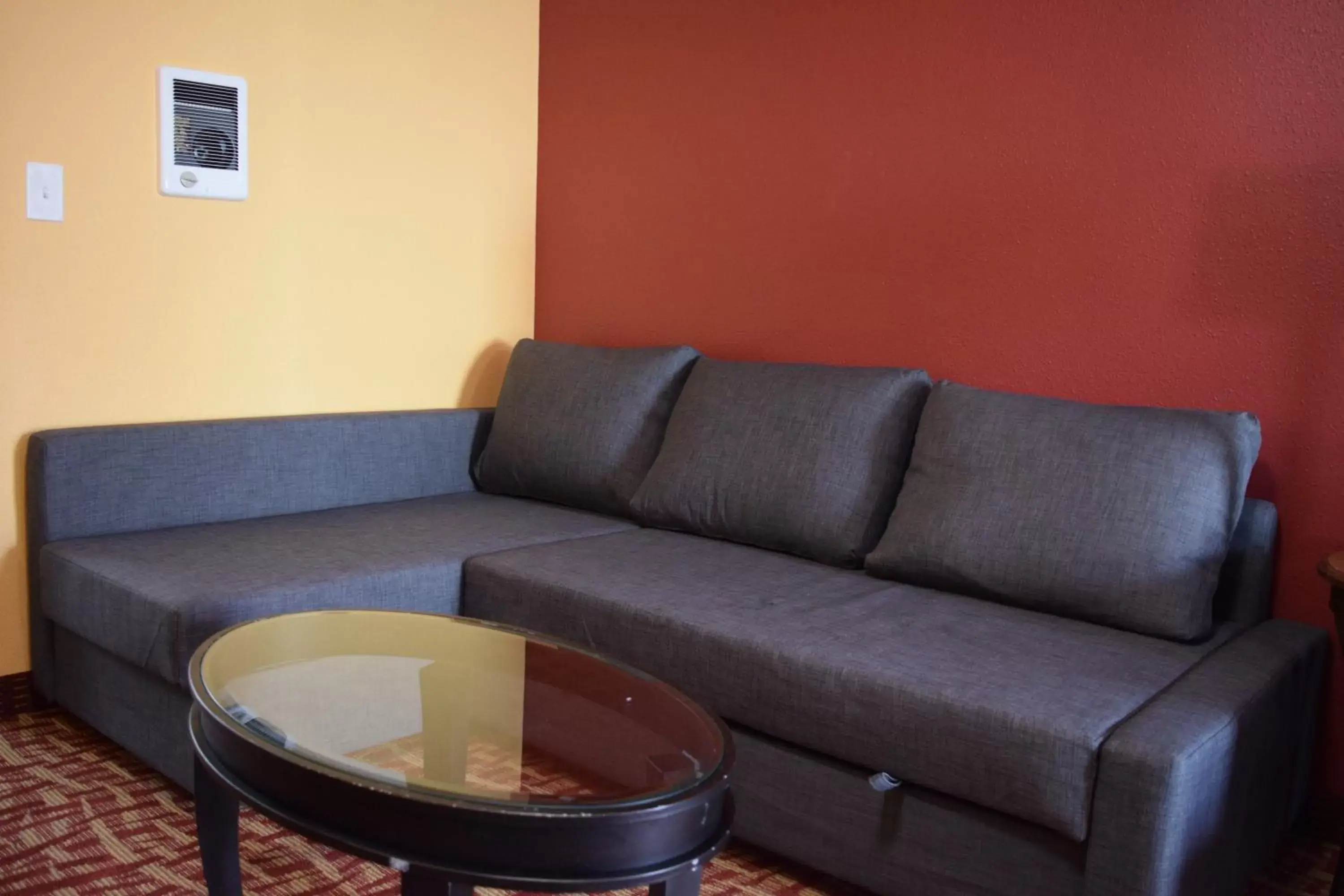 Bed, Seating Area in Dew Drop Inn