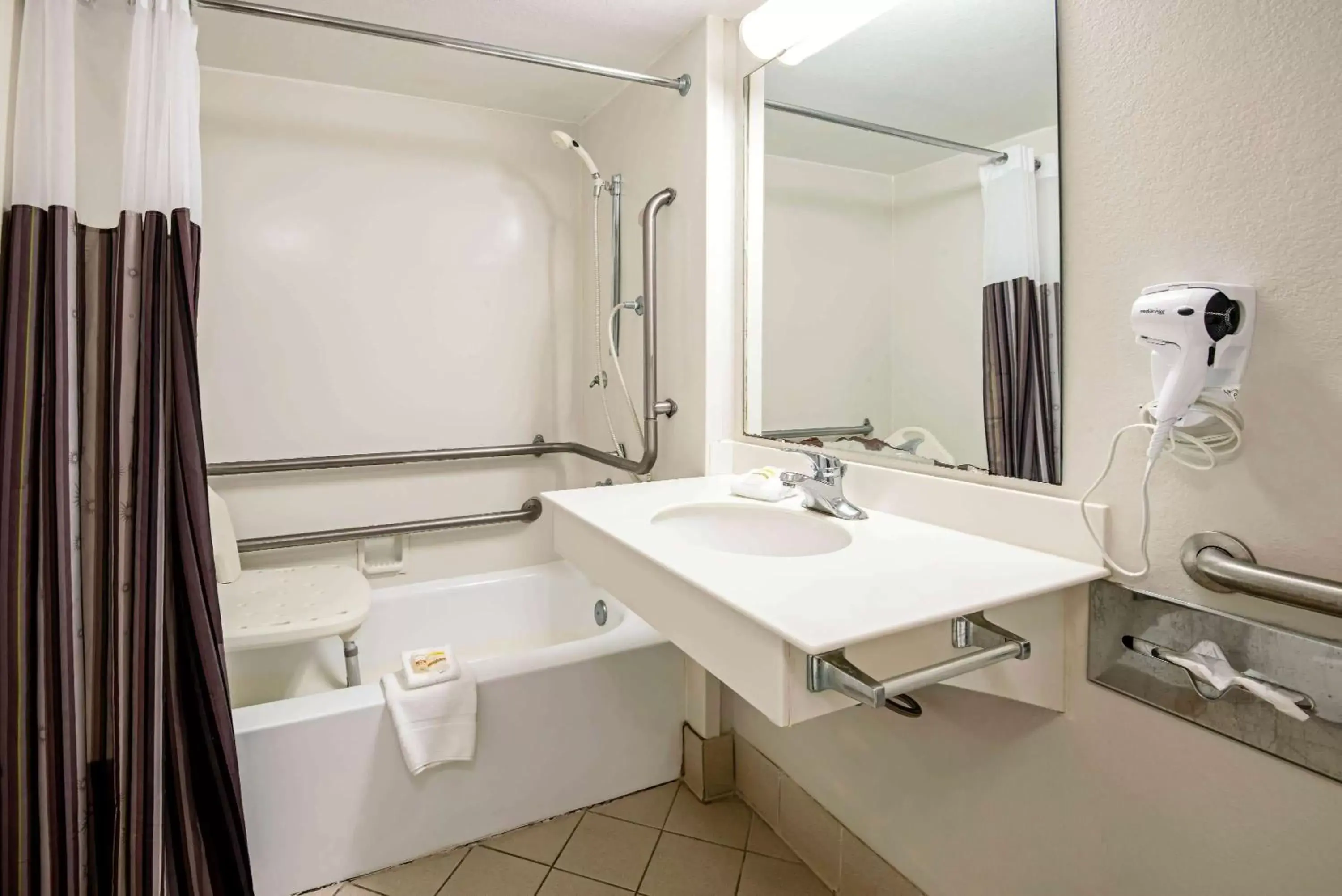 Bathroom in La Quinta Inn by Wyndham Amarillo Mid-City