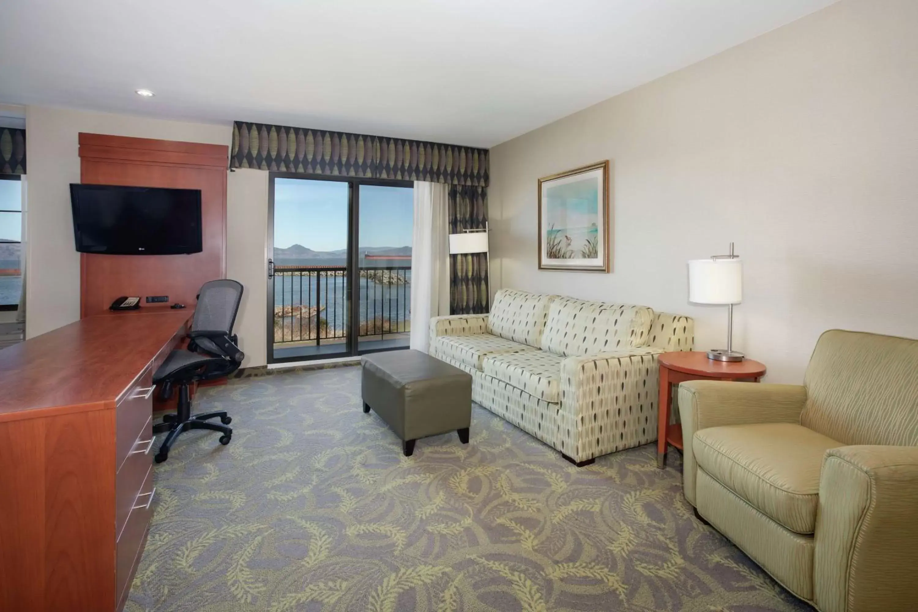 Bedroom, Seating Area in Hampton Inn & Suites Astoria