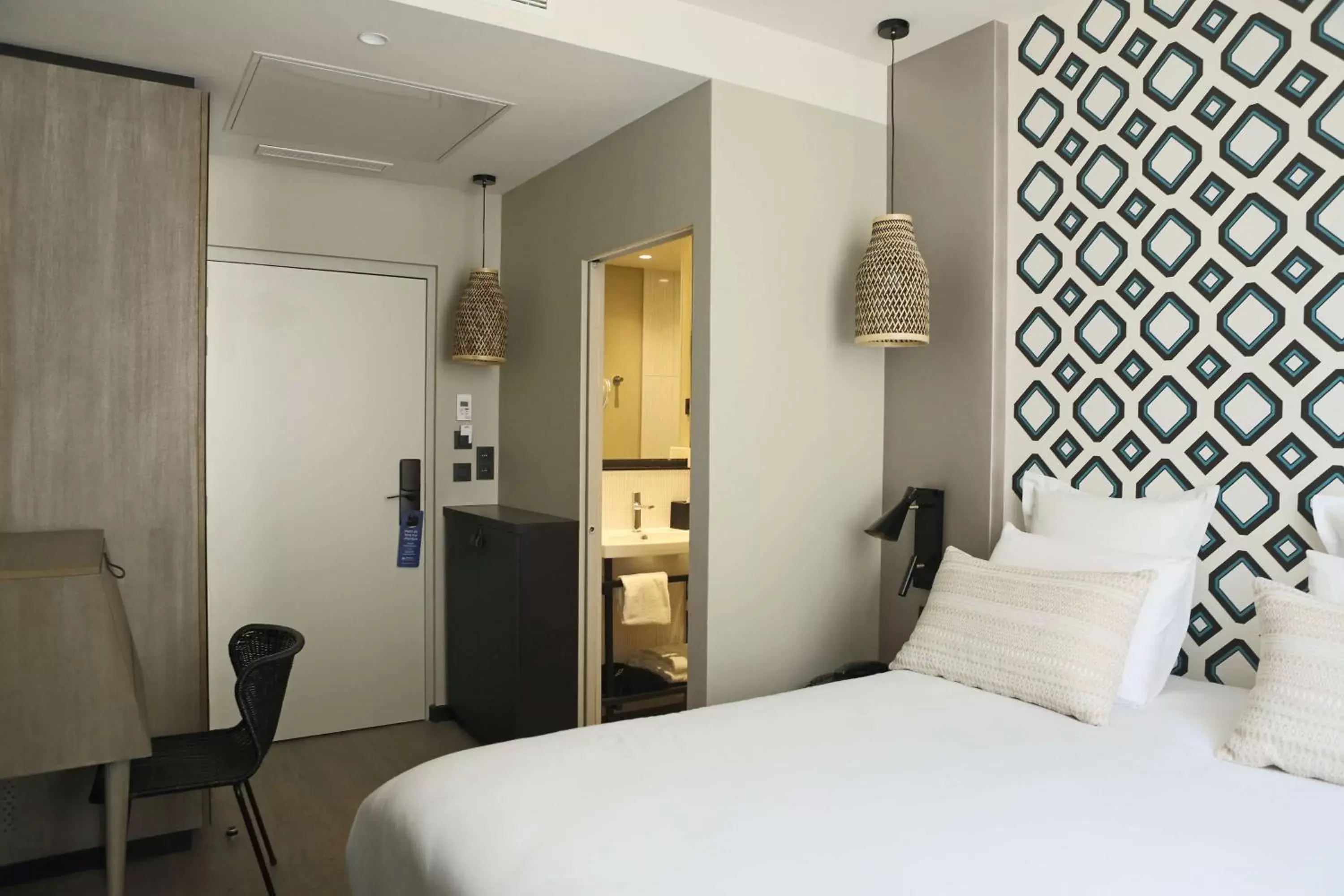 Photo of the whole room, Bed in Best Western Plus Hôtel La Joliette