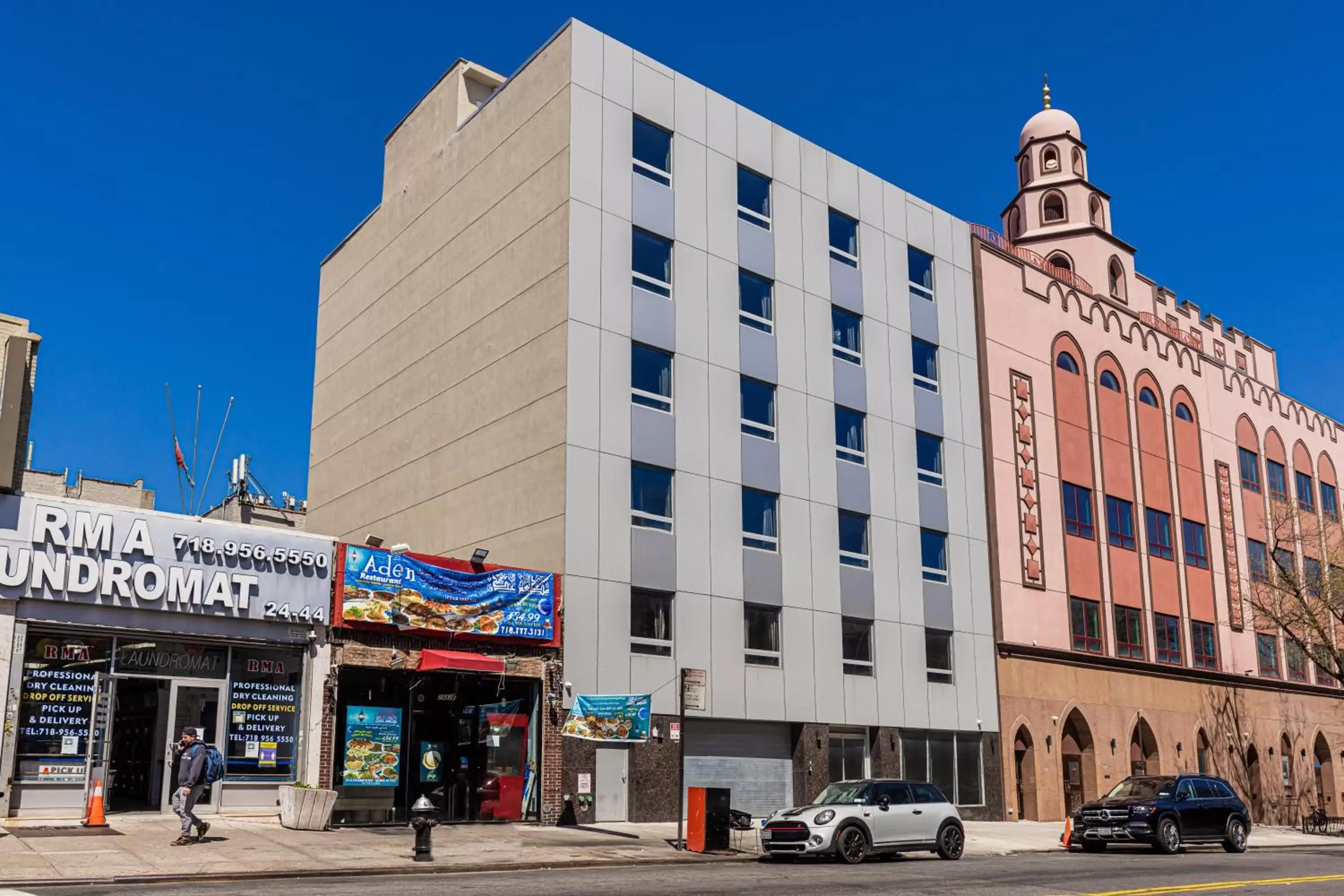 Property building in Astoria Inn LaGuardia Hotel Property building in Astoria Inn LaGuardia Hotel