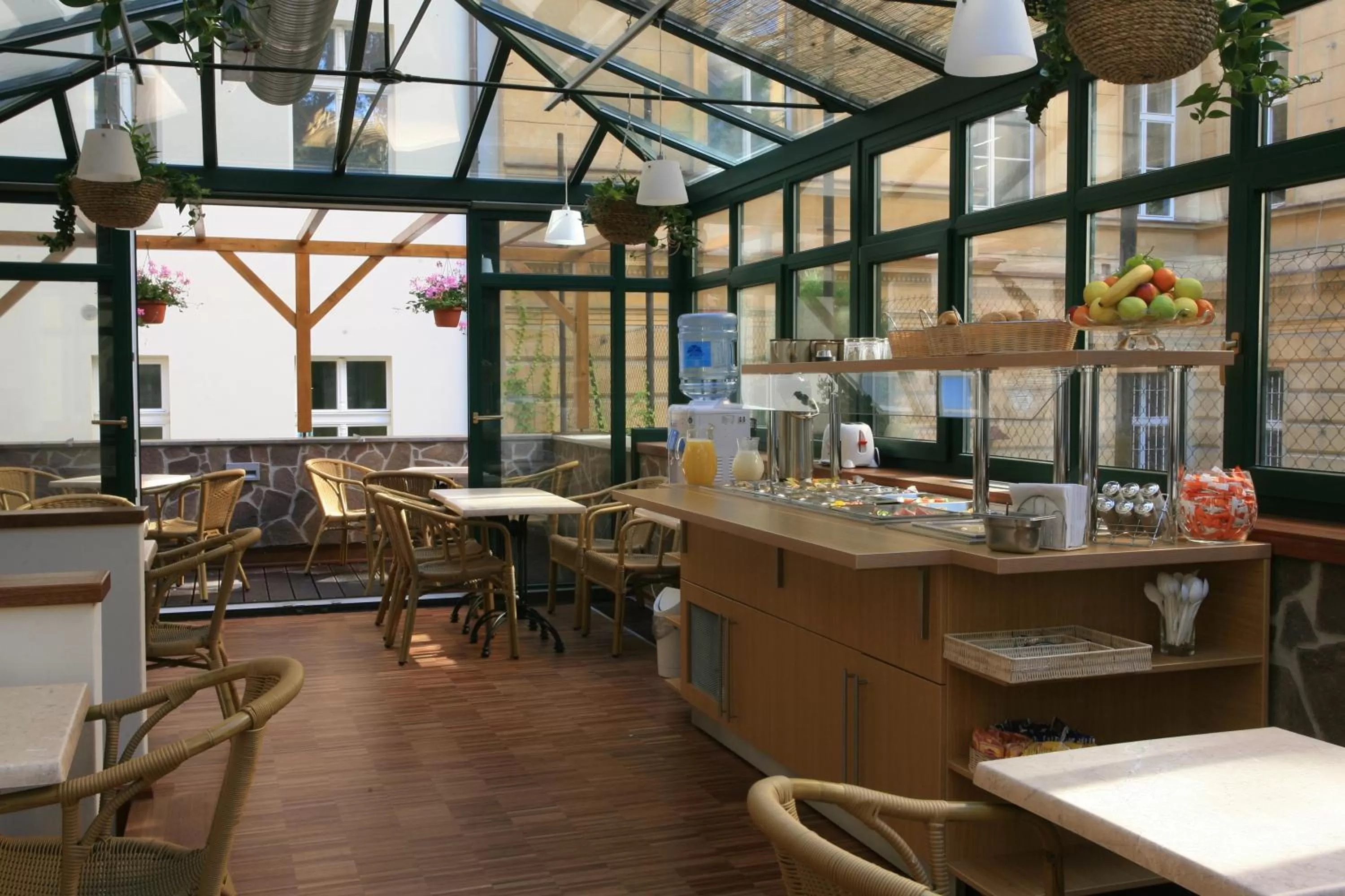 Restaurant/places to eat in Anna Hotel