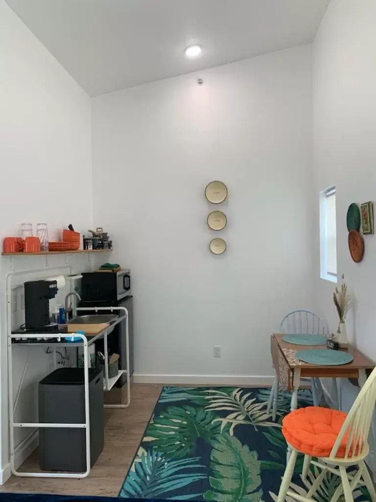 Kitchen or kitchenette, TV/Entertainment Center in Winzig Lodge