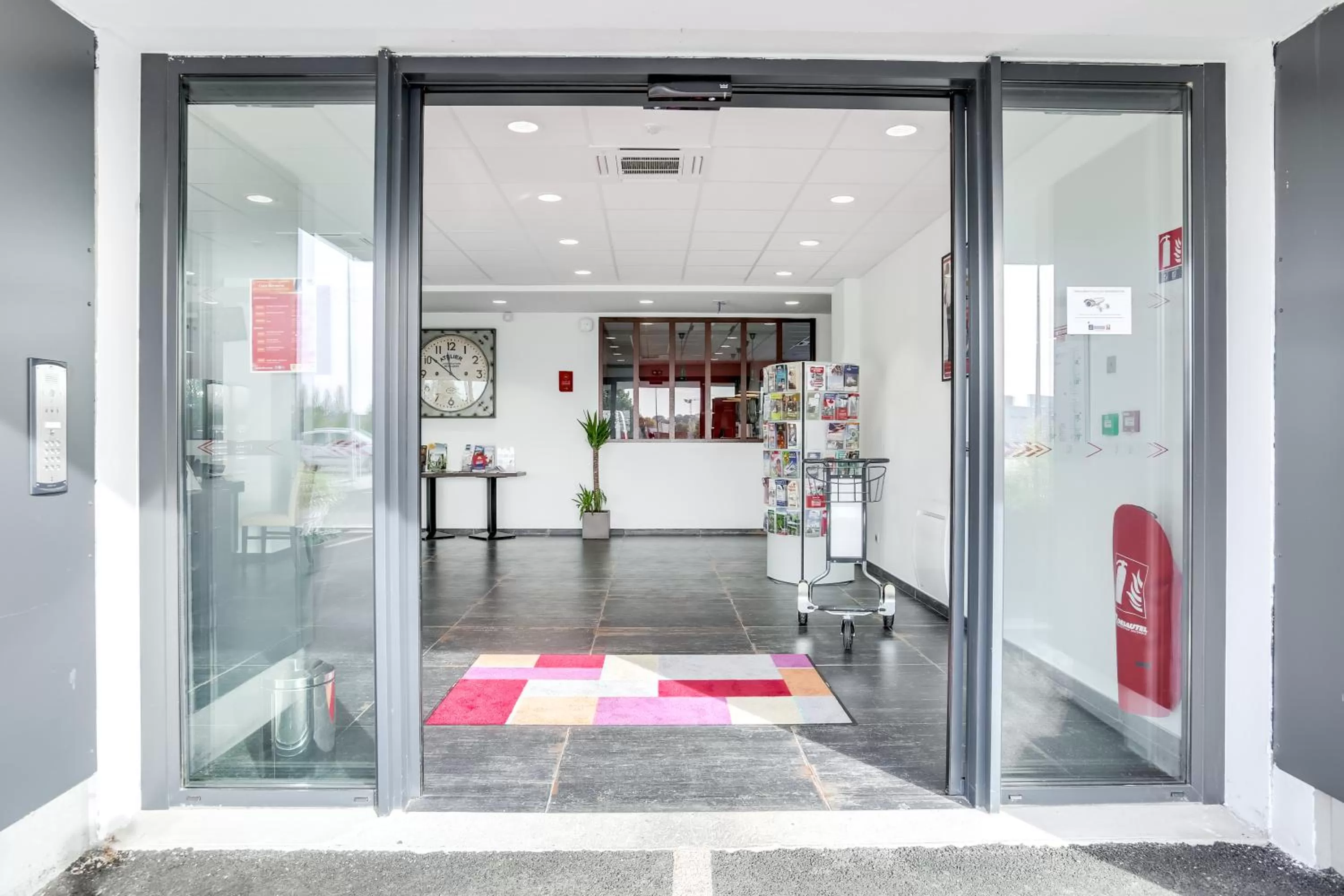 Facade/entrance in The Originals City, Hôtel Caen Mémorial